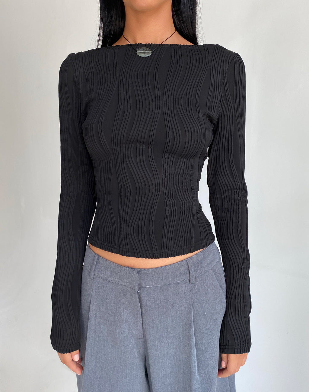 Amabon Long Sleeve Crop Top in Crinkle Black (Top court à manches longues, noir froissé)