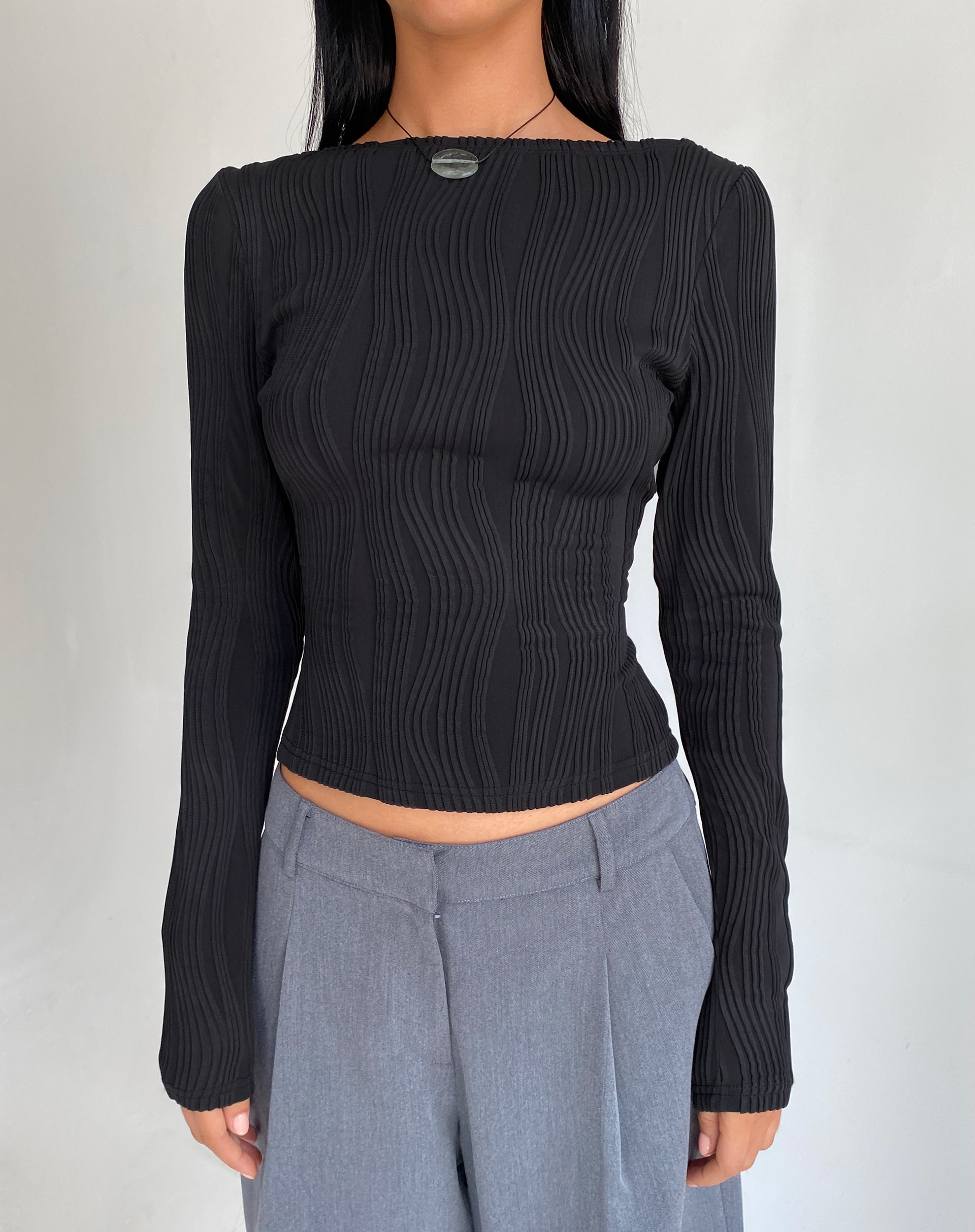 Image de Amabon Long Sleeve Crop Top in Crinkle Black
