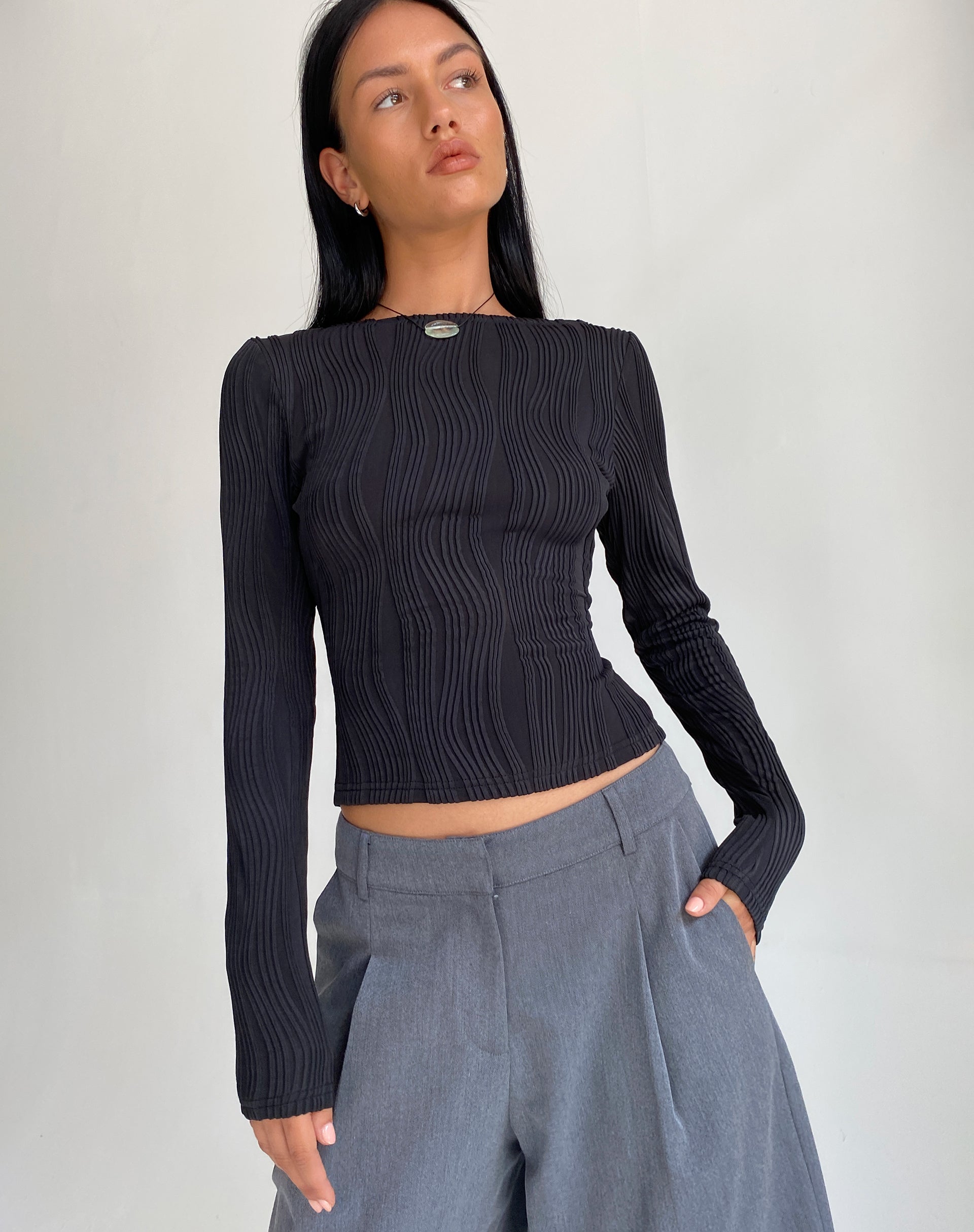 Image de Amabon Long Sleeve Crop Top in Crinkle Black