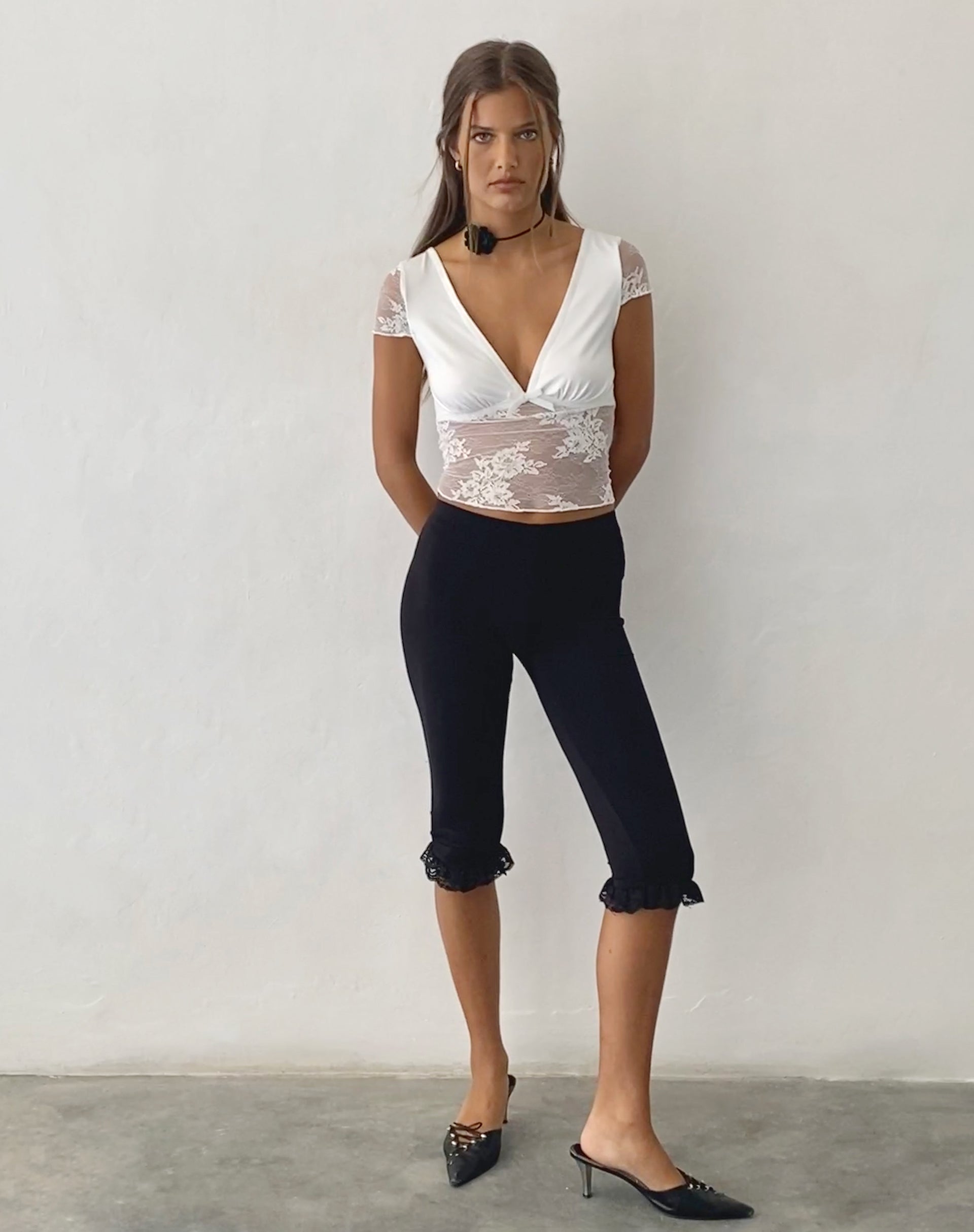 Image de Prili Plunge Top in Lace Ivory