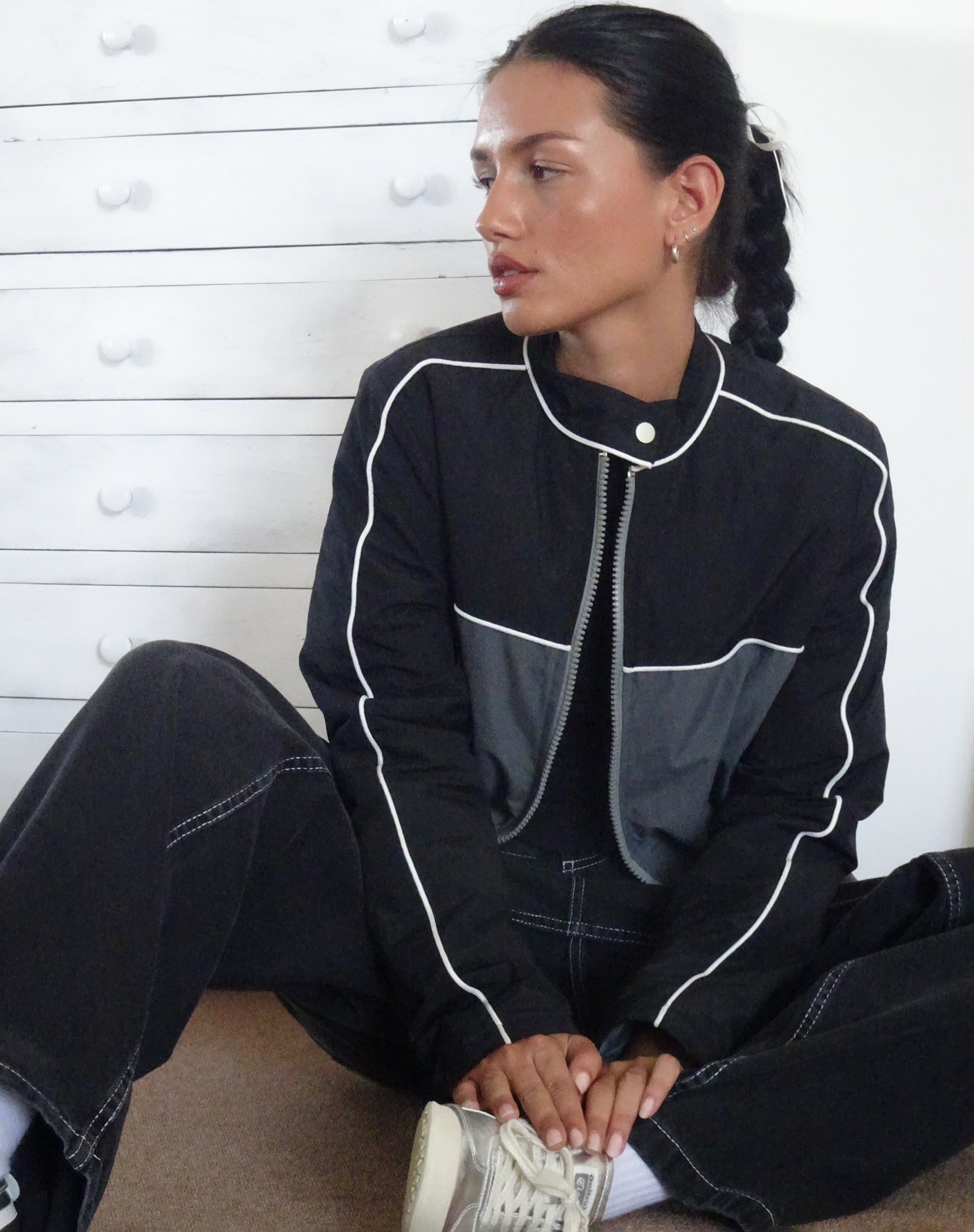 Image de la veste Indira en noir et gris foncé