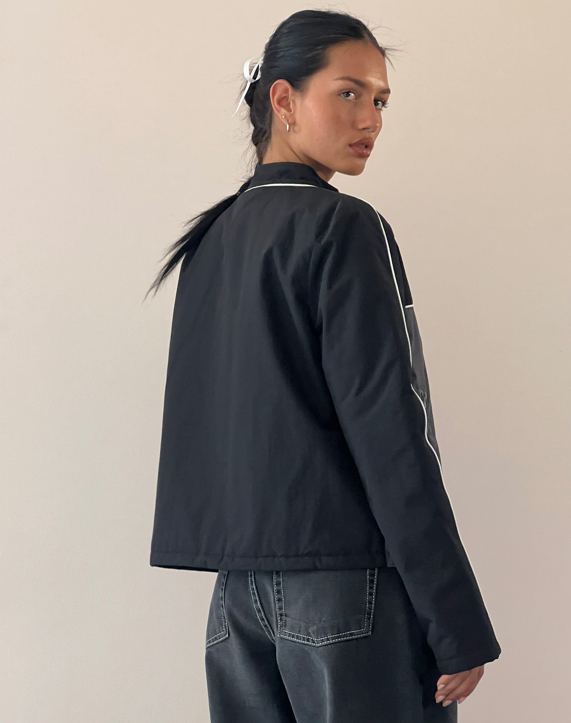 Image de la veste Indira en noir et gris foncé