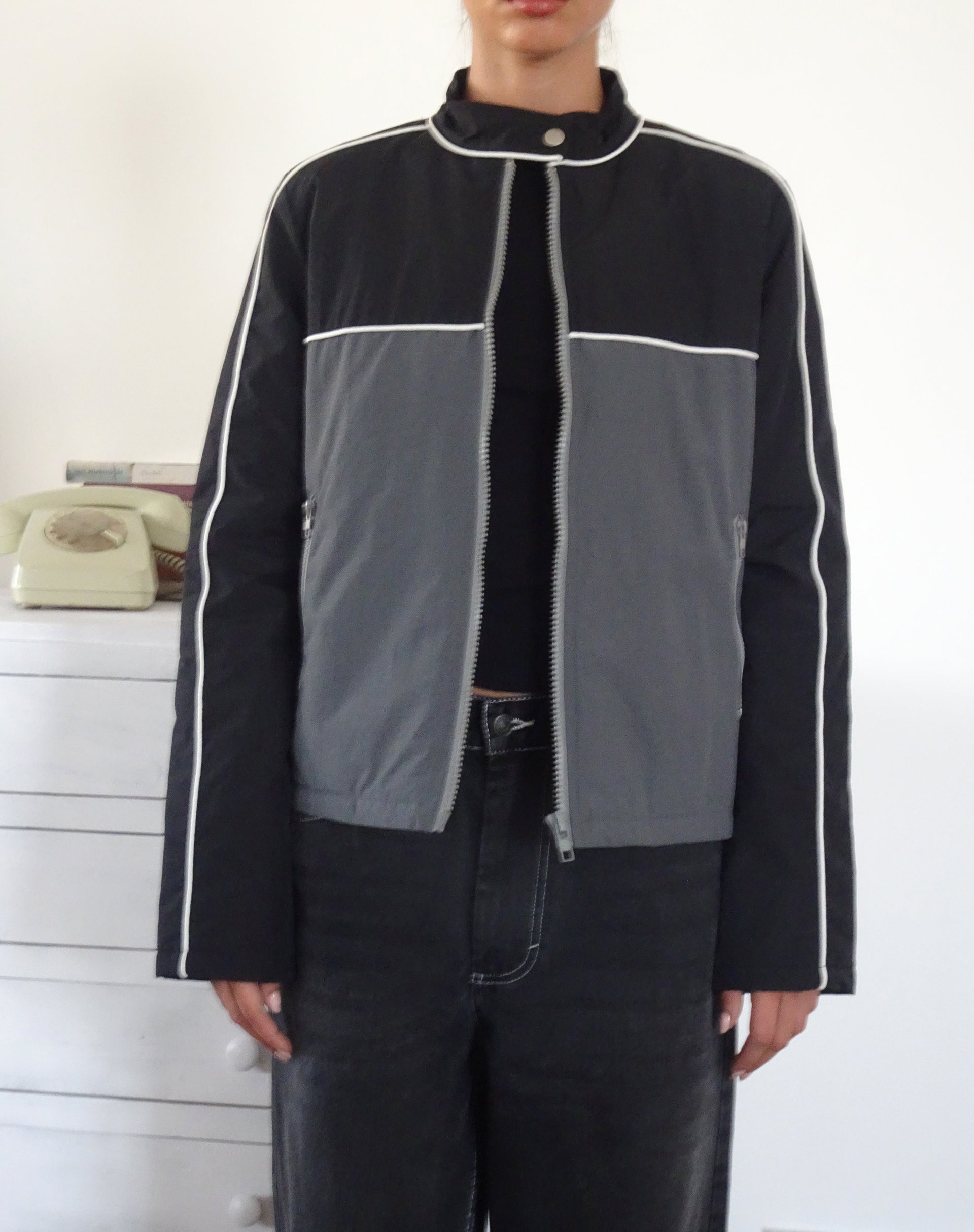 Image de la veste Indira en noir et gris foncé