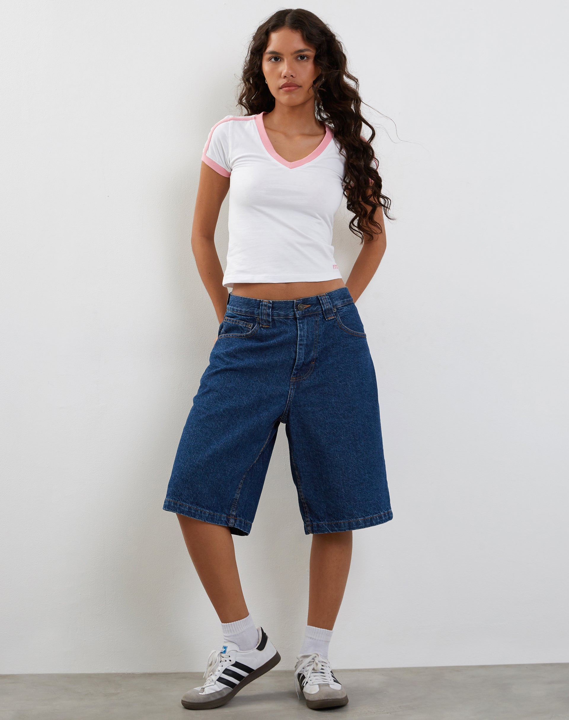Image de Izolde Tee en blanc avec broderie M rose