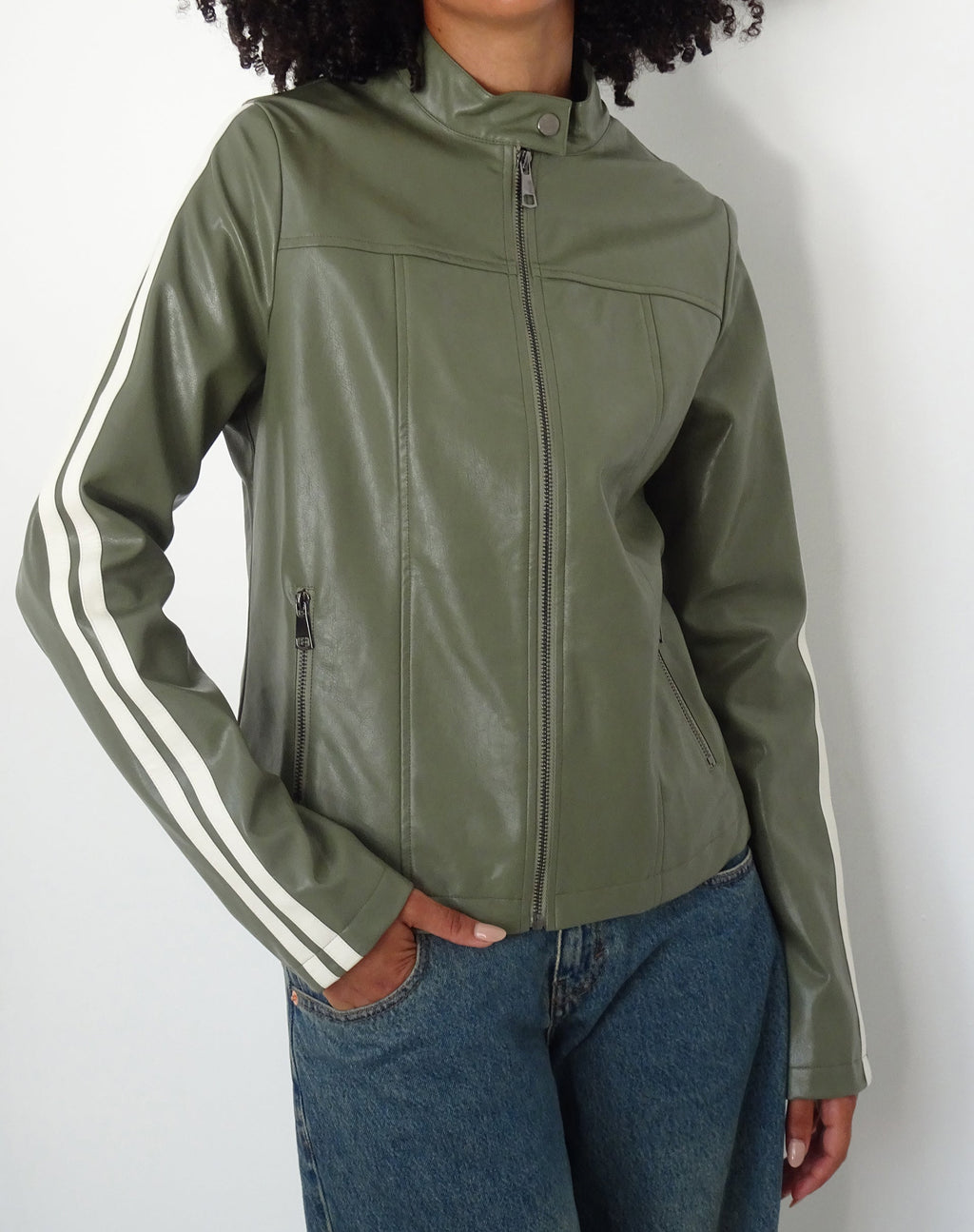Jacquie Zip Up Biker Jacket in PU Green with Ivory Stripe (Veste motard zippée Jacquie en vert PU avec rayures ivoire)
