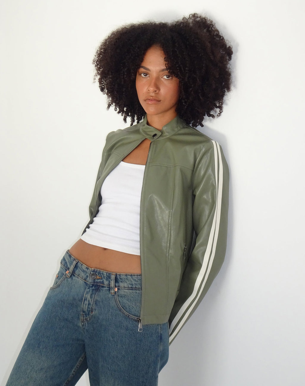 Jacquie Zip Up Biker Jacket in PU Green with Ivory Stripe (Veste motard zippée Jacquie en vert PU avec rayures ivoire)