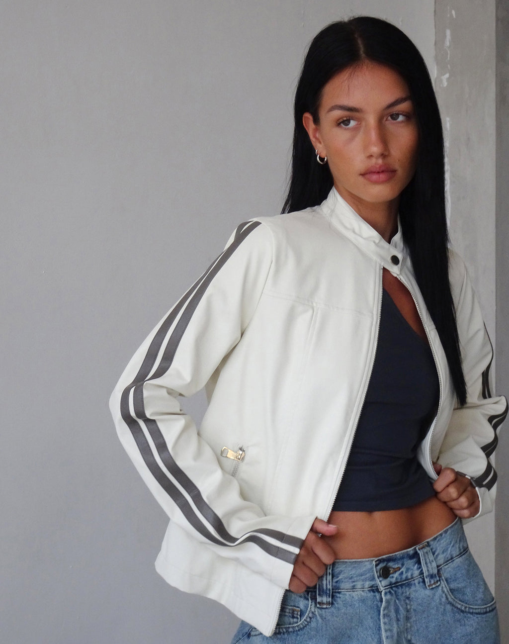 Veste zippée Jacquie en PU crème avec rayures brunes