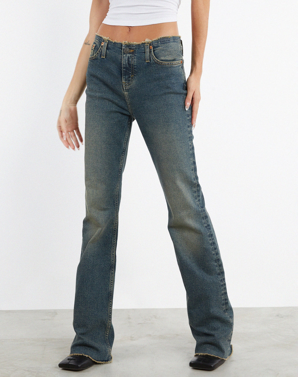 Jean à taille basse effiloché en brun et bleu acidulé