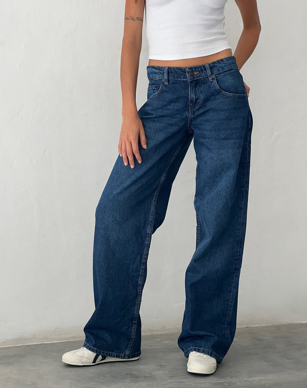 Jean parallèle à taille basse, bleu moyen usagé