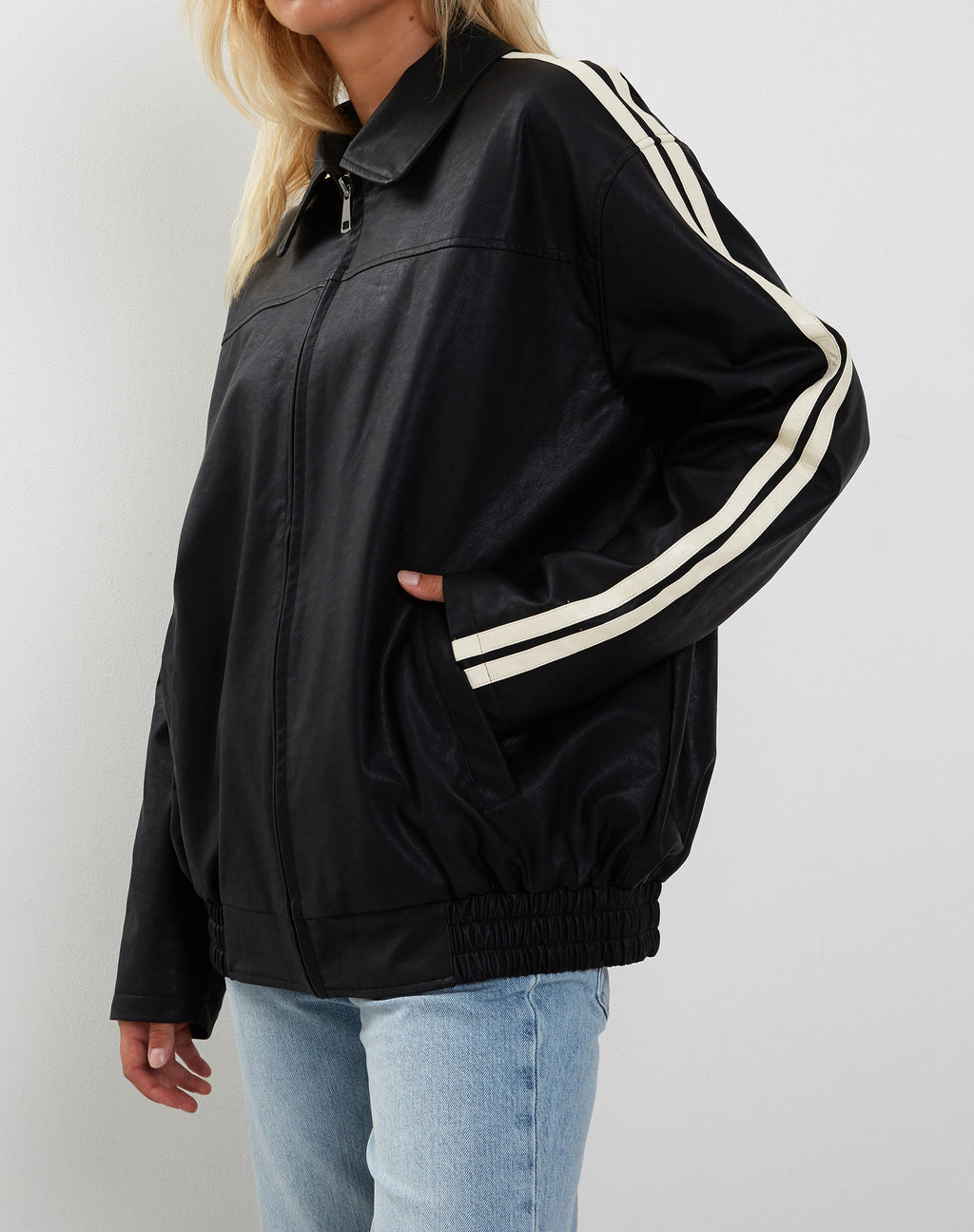 Veste zippée Javana en PU noir avec rayures beiges