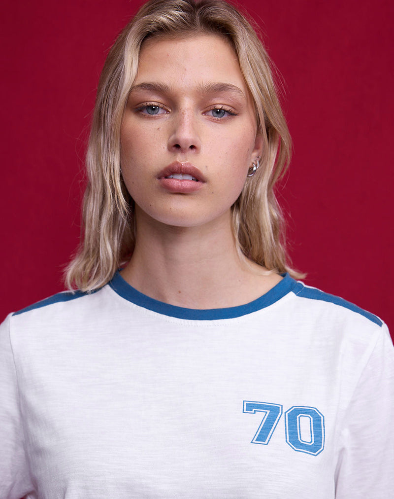 Top Jihan en blanc cassé avec bordure bleue méditerranéenne
