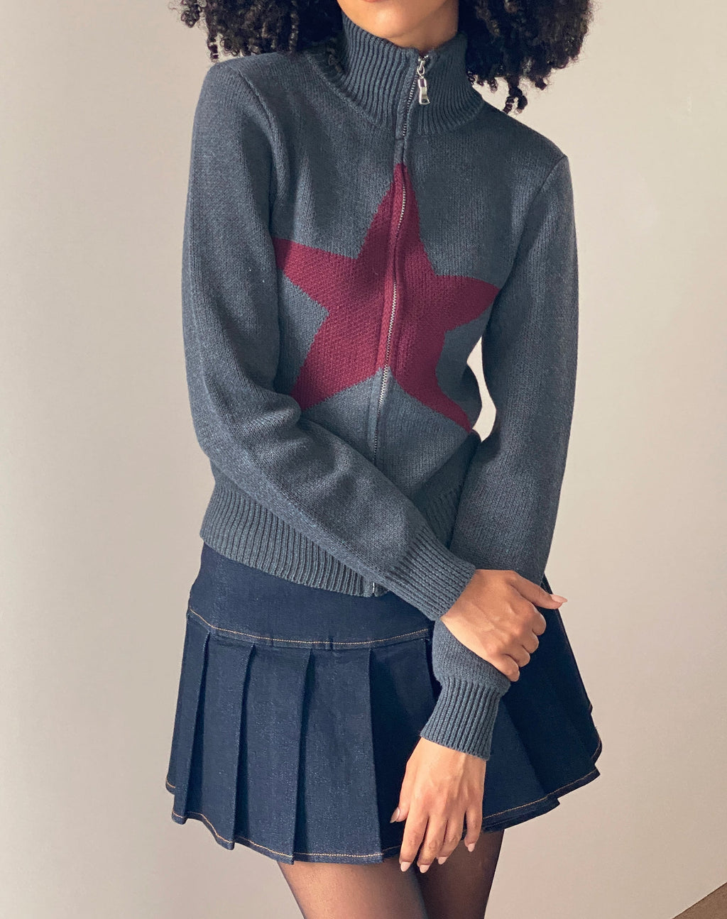 Cardigan zippé Jimena en gris avec motif étoilé bourgogne