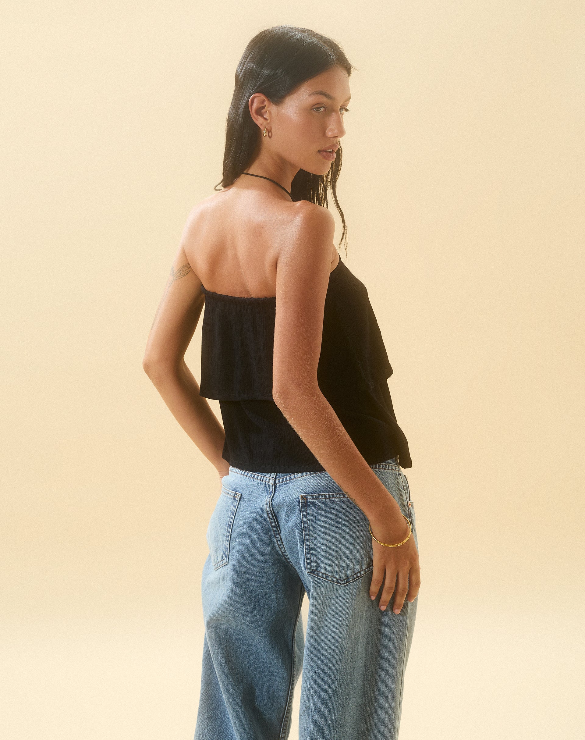 Image de Jimin Top bandeau superposé en noir froissé