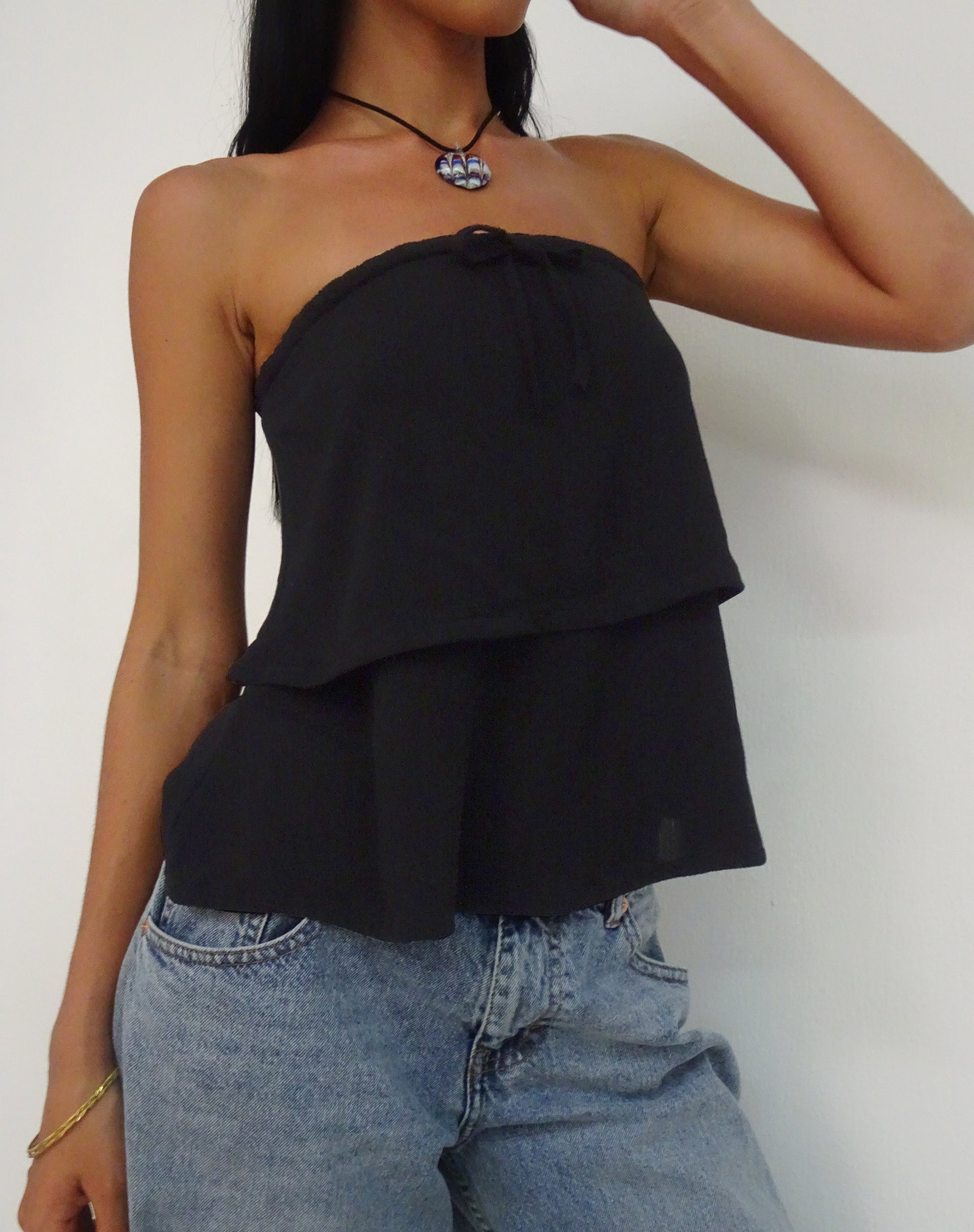 Image de Jimin Top bandeau superposé en noir froissé