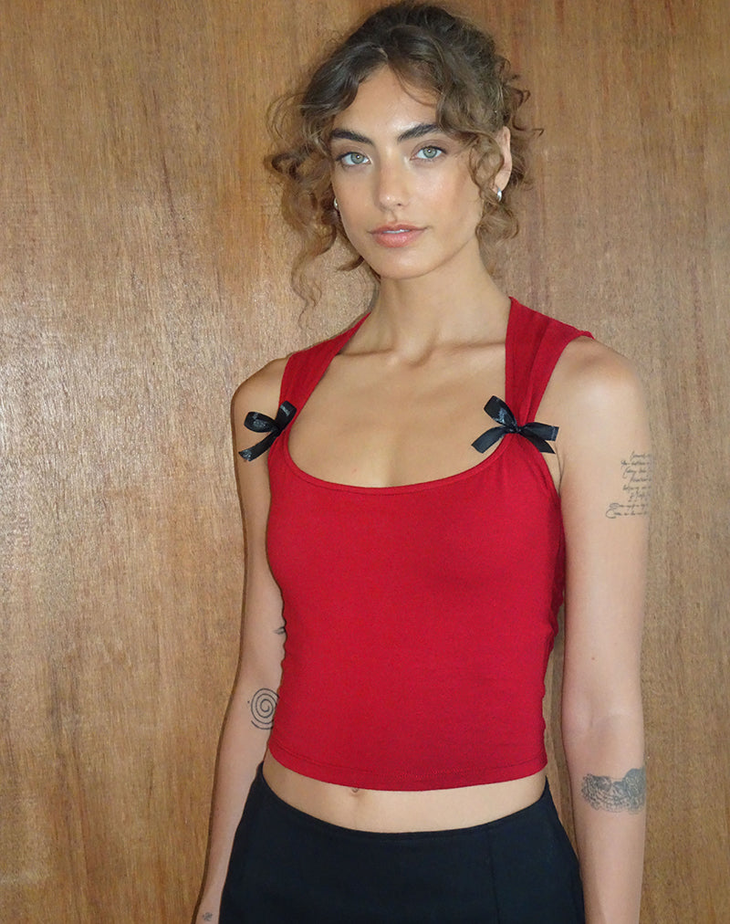 Jiniso Crop Top en rouge adrénaline avec nœuds noirs