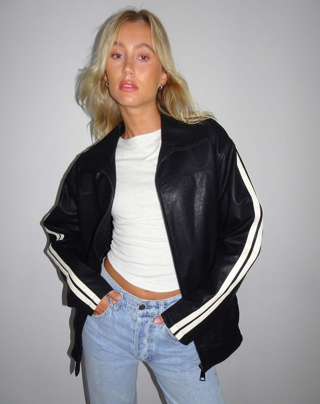 Veste zippée Javana en PU noir avec rayures beiges