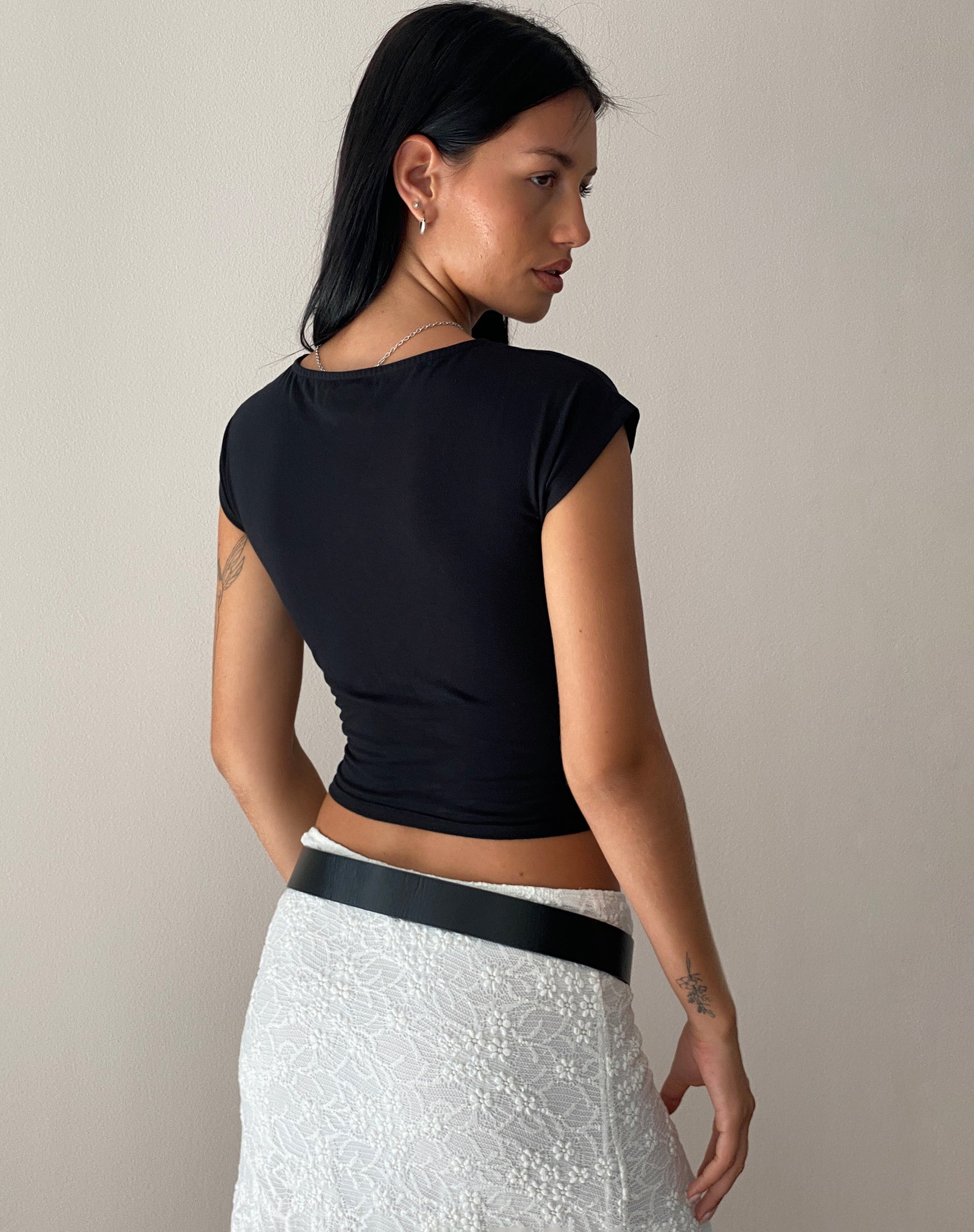 Image de Jonnet Tee en noir avec motif Cutie Thorns