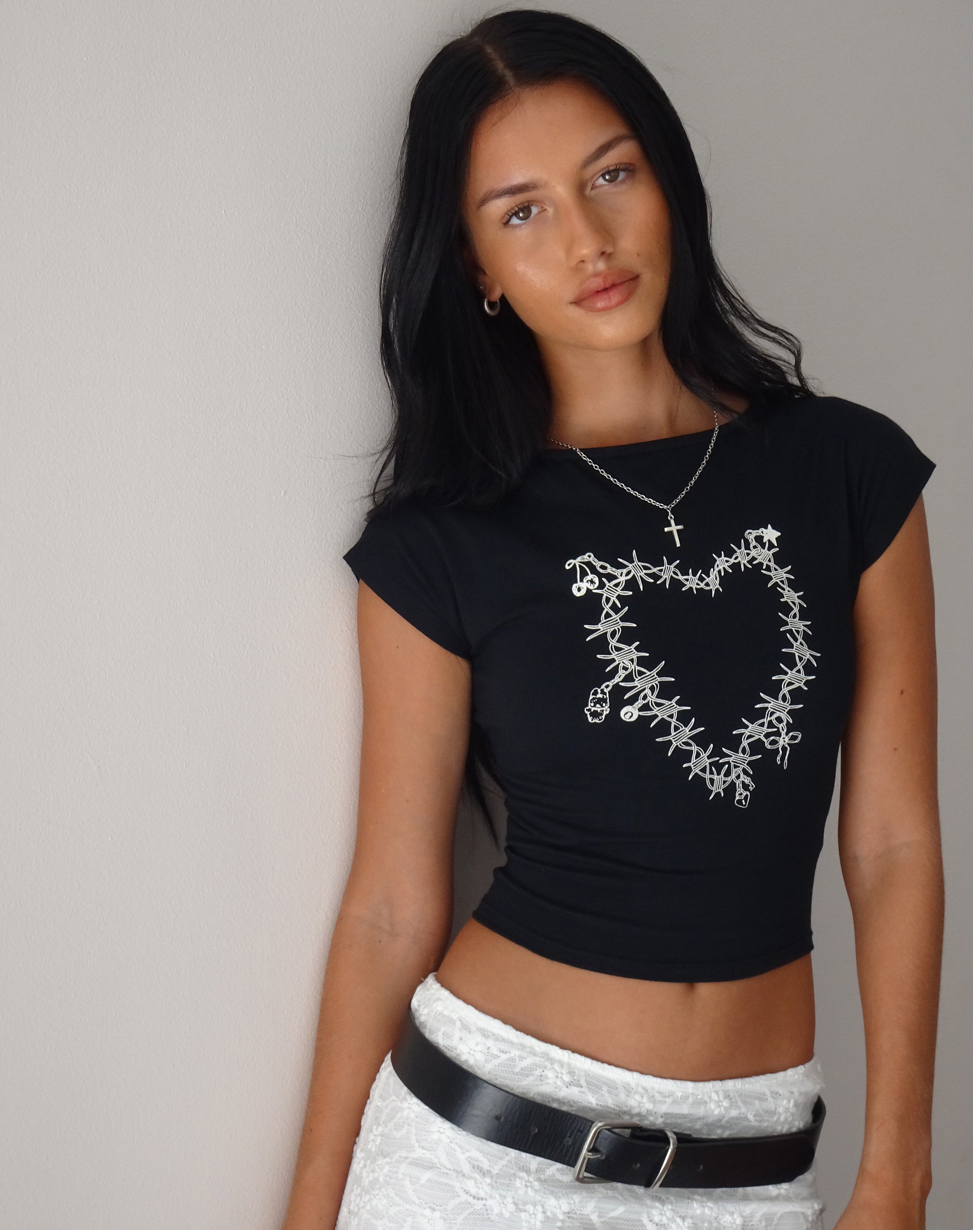 Image de Jonnet Tee en noir avec motif Cutie Thorns