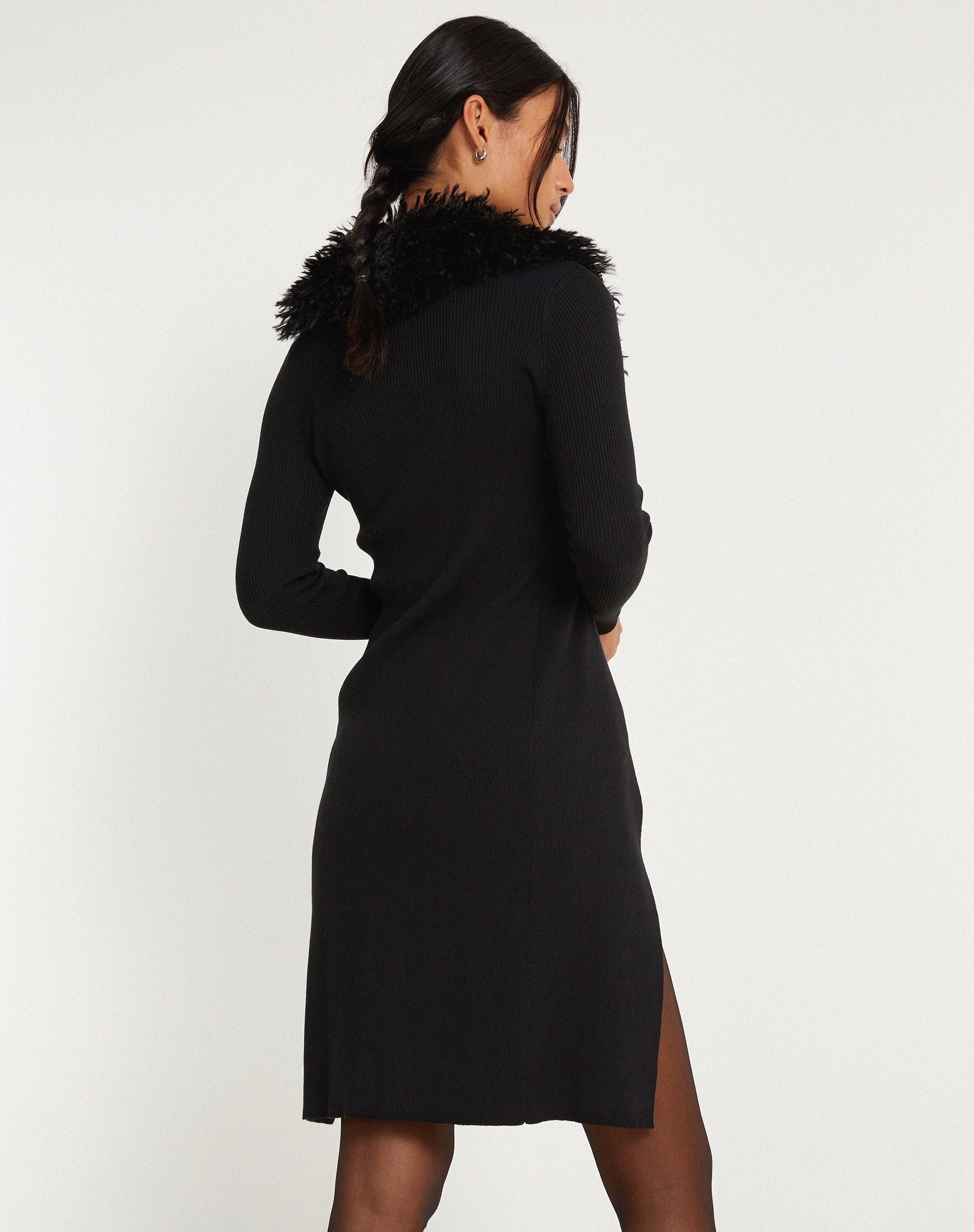 Image de Kameo Longline Cardi en noir avec fourrure afghane