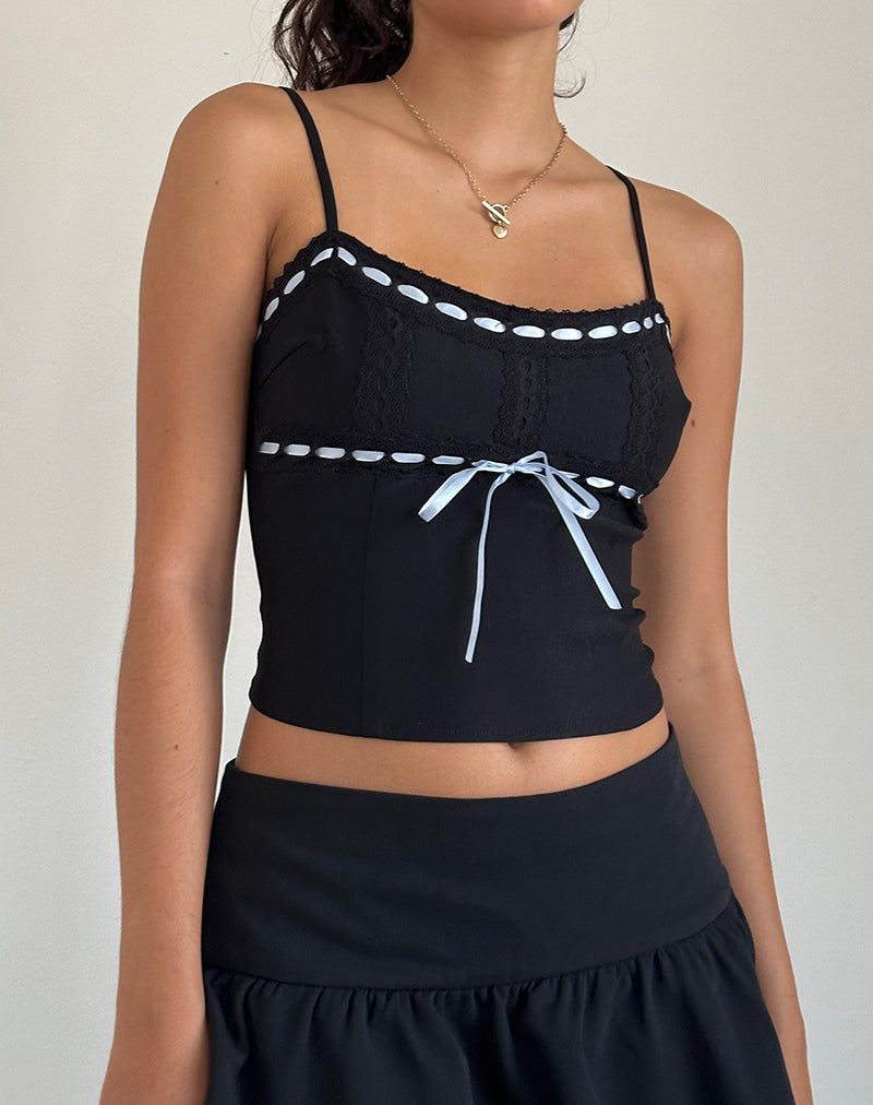 Karda Cami Top en noir avec ruban contrasté