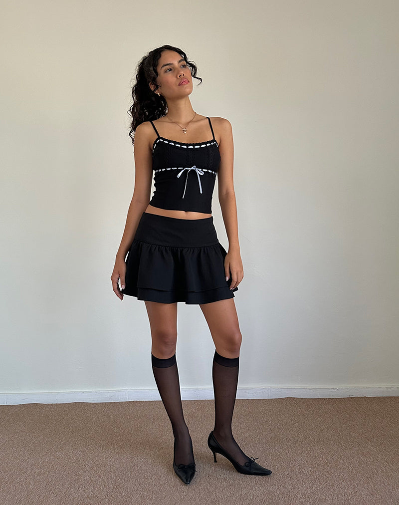 Karda Cami Top en noir avec ruban contrasté