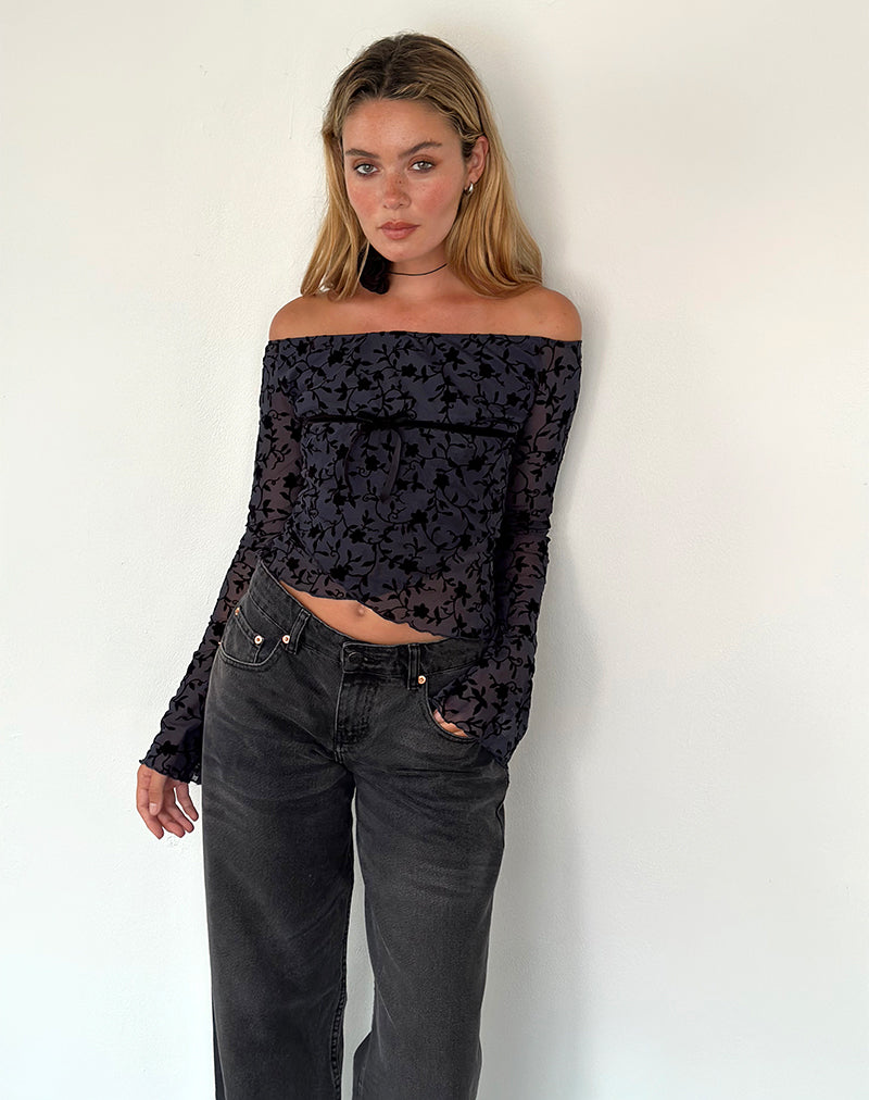 Kareena Long Sleeve Bardot Top in Pretty Petal Flock Navy (Top bardot à manches longues)