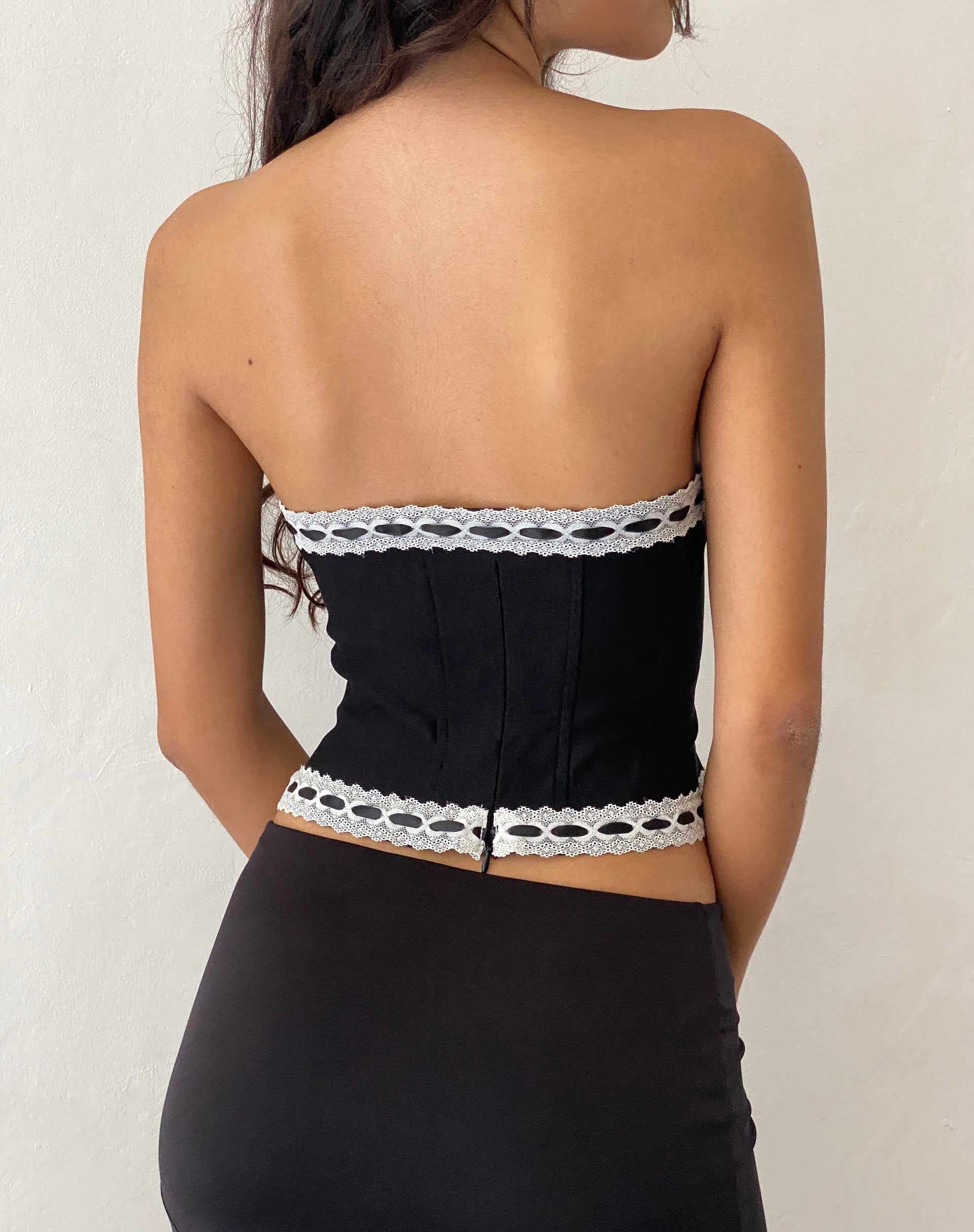 Image de Karida Corset Top à bord en dentelle en noir