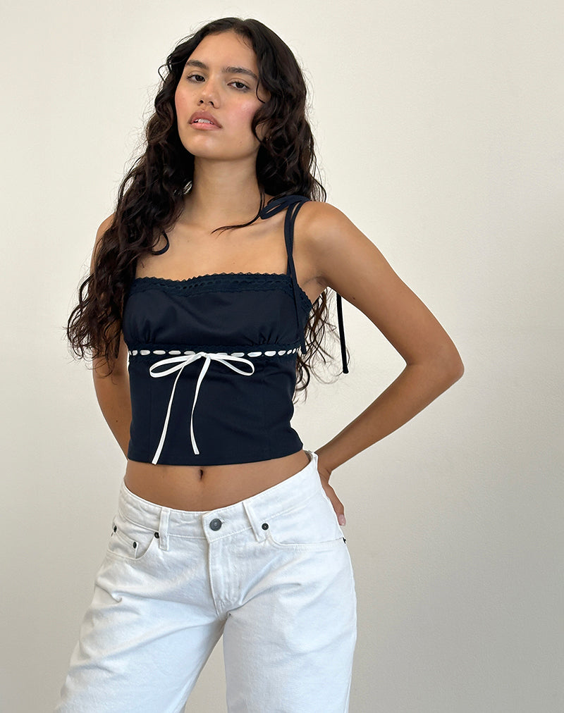 Karisa Cami Top in Navy with White Binding (Camisole Karisa en bleu marine avec bordure blanche)