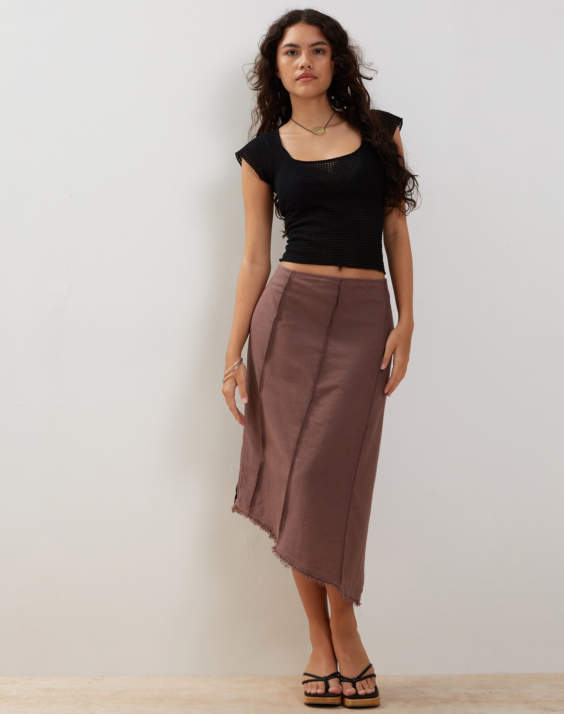 Image de la jupe midi asymétrique Karlesa en taupe foncé