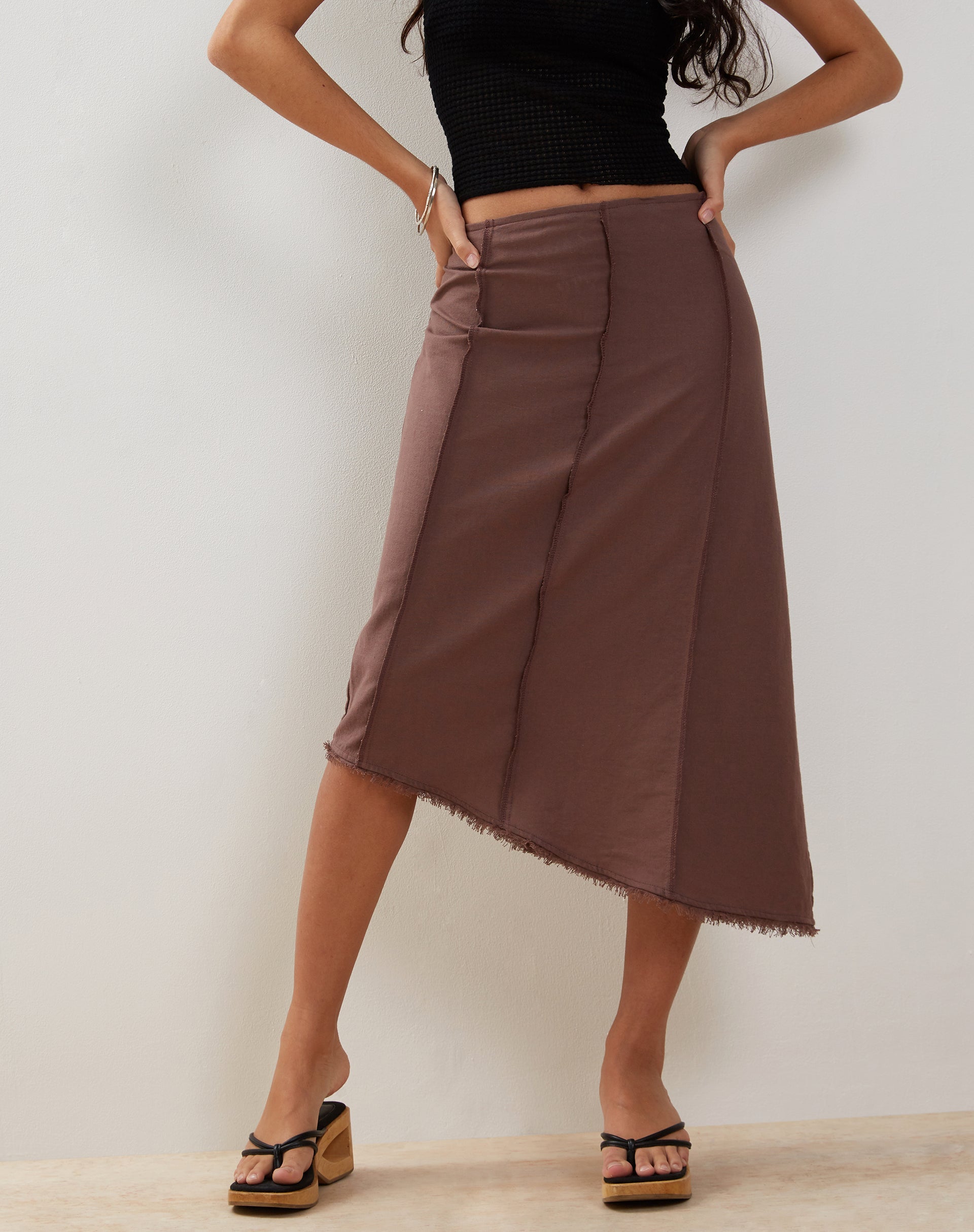 Image de la jupe midi asymétrique Karlesa en taupe foncé