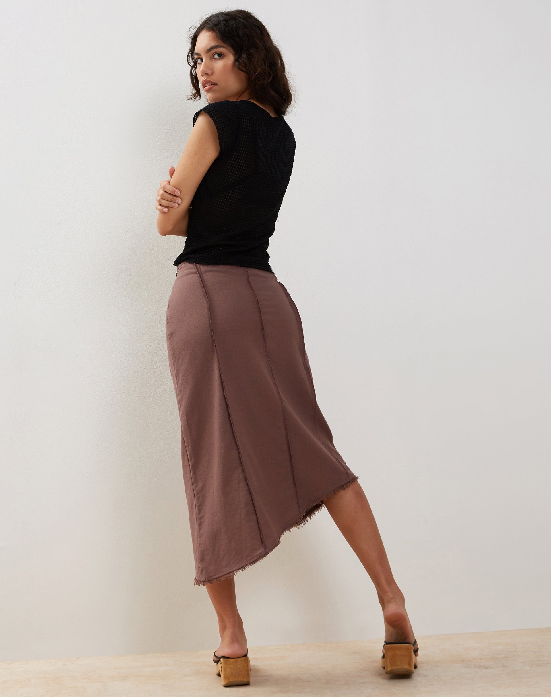Image de la jupe midi asymétrique Karlesa en taupe foncé
