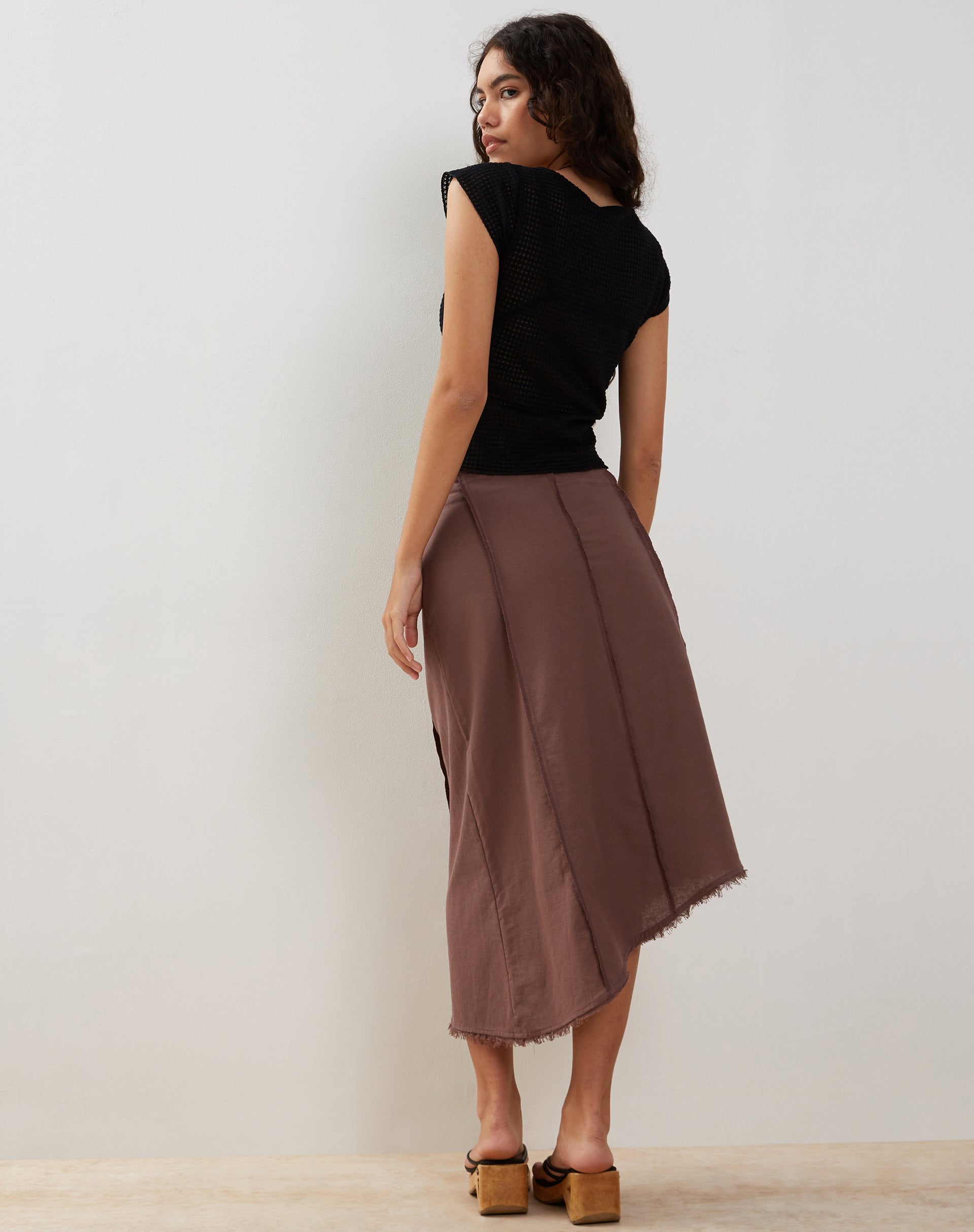 Image de la jupe midi asymétrique Karlesa en taupe foncé