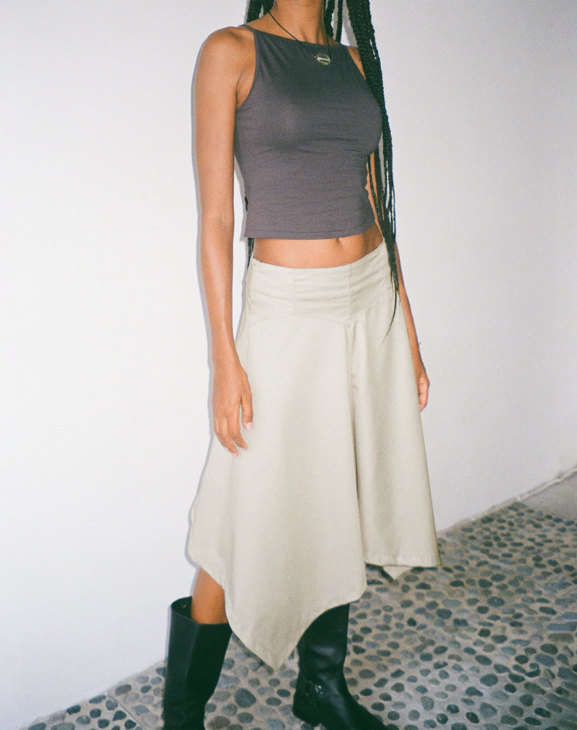 Image de MOTEL X JACQUIE Jupe midi asymétrique Karsyn, avoine