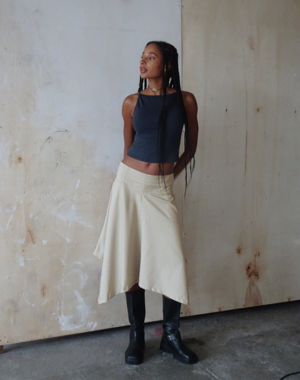 MOTEL X JACQUIE Jupe midi asymétrique Karsyn, avoine