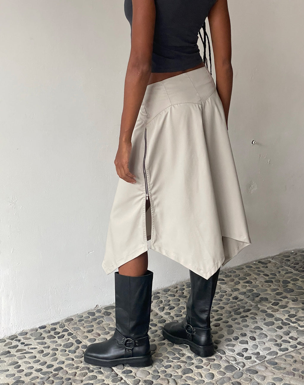 MOTEL X JACQUIE Jupe midi asymétrique Karsyn, avoine