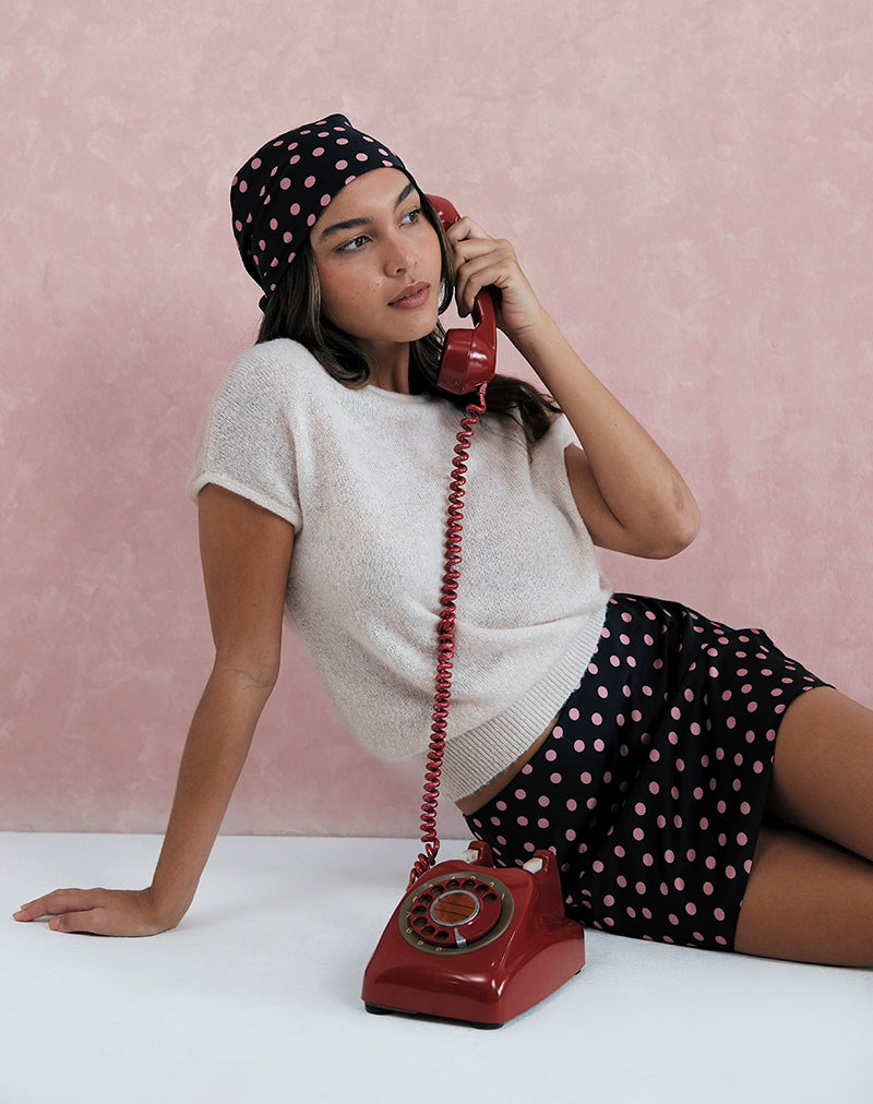 Image du foulard Kavra en satin noir parsemé de pois roses