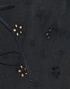 Broderie fleurie noire