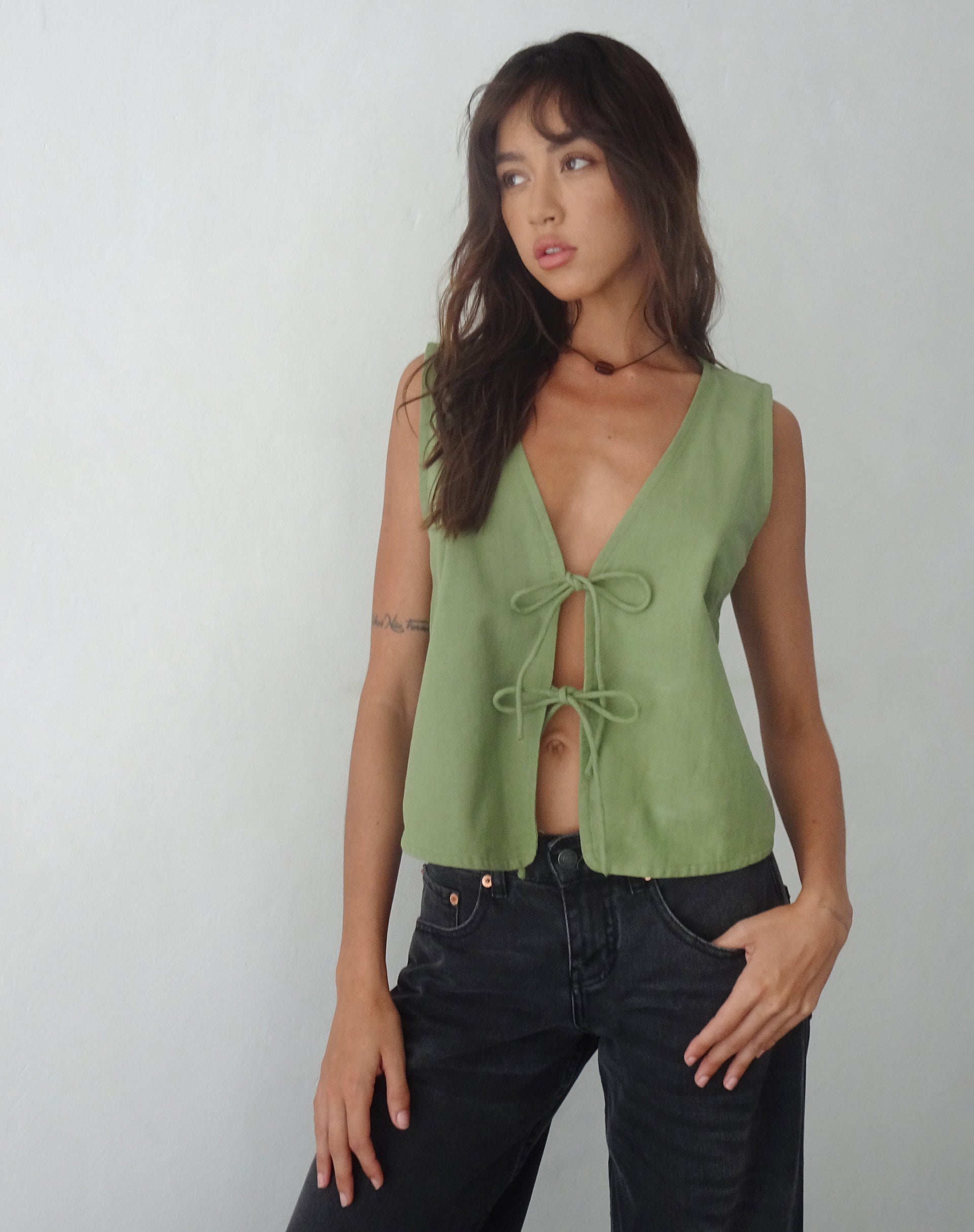 Image de Kayve Tie Front Top in Dark Sage
