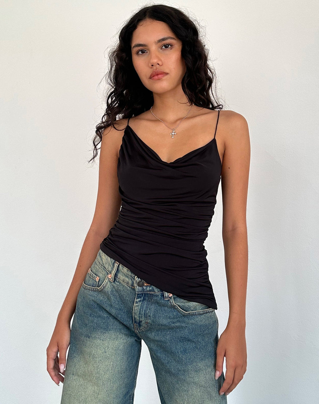 Kofi - Top cami à fronces asymétriques - Noir Slinky