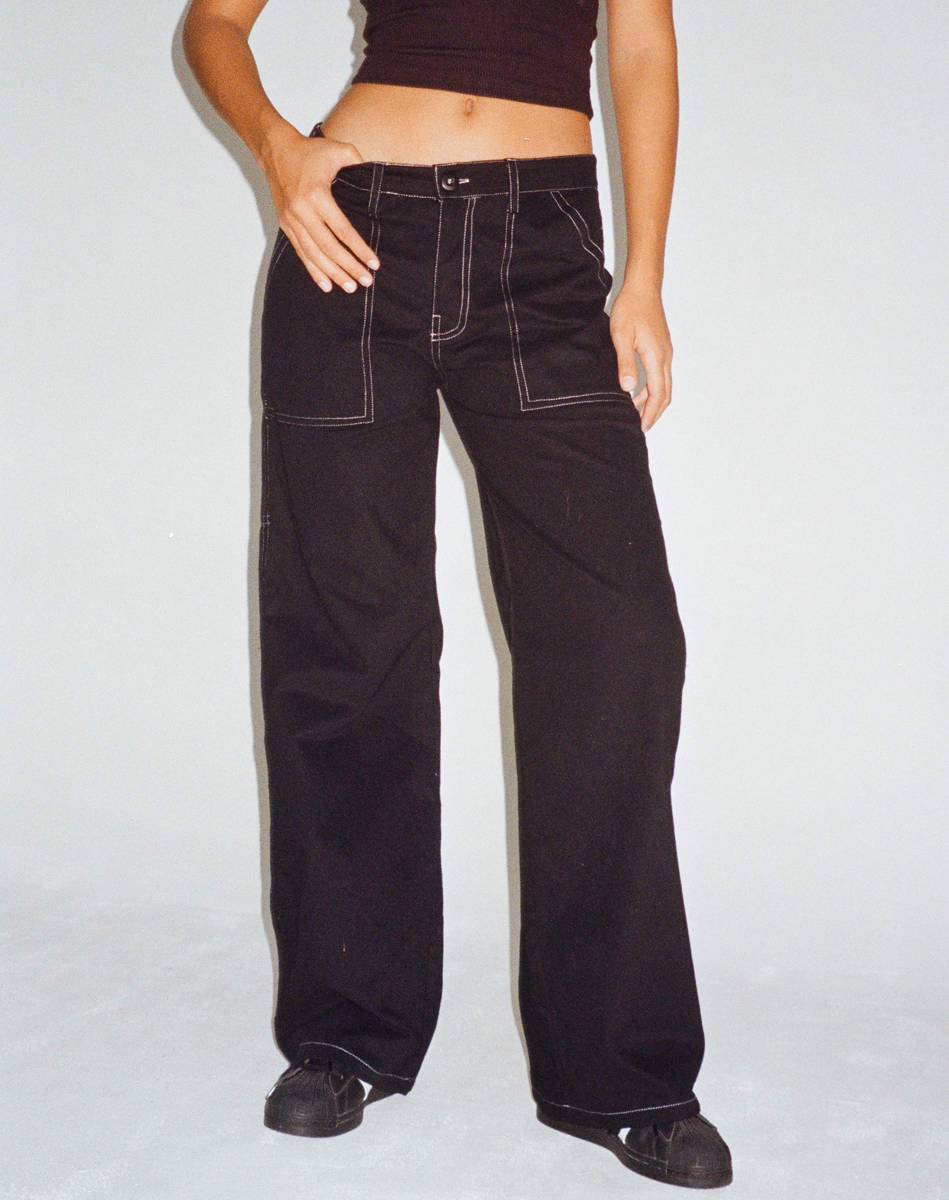 Image de Kusnaedi Pantalon à jambes larges en noir et blanc à surpiqûres