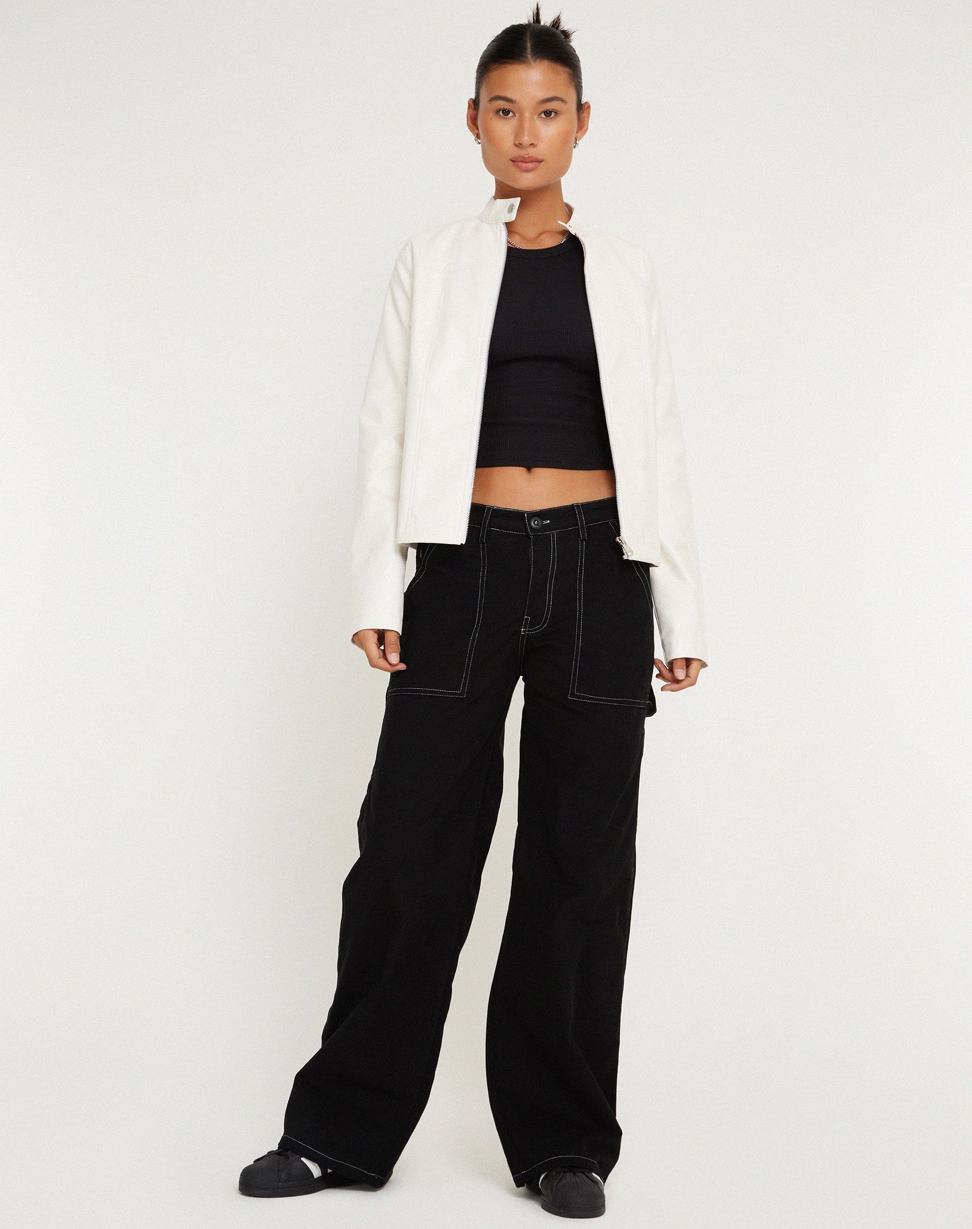 Image de Kusnaedi Pantalon à jambes larges en noir et blanc à surpiqûres