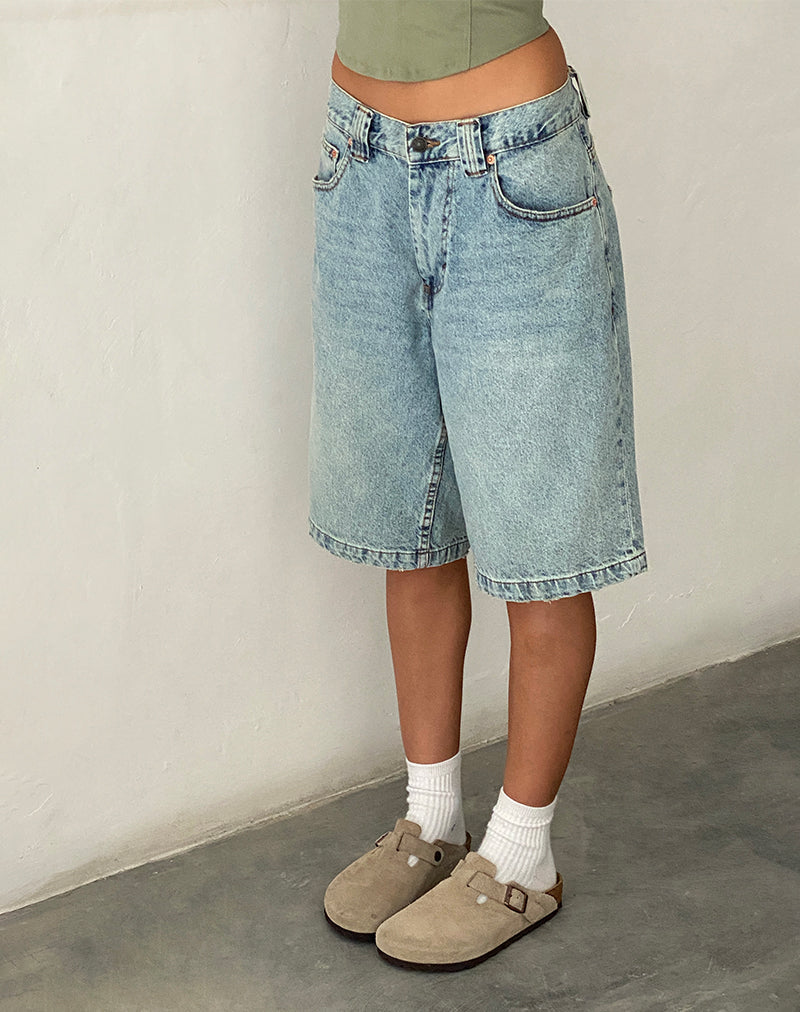 Short patineuse à taille basse en denim bleach