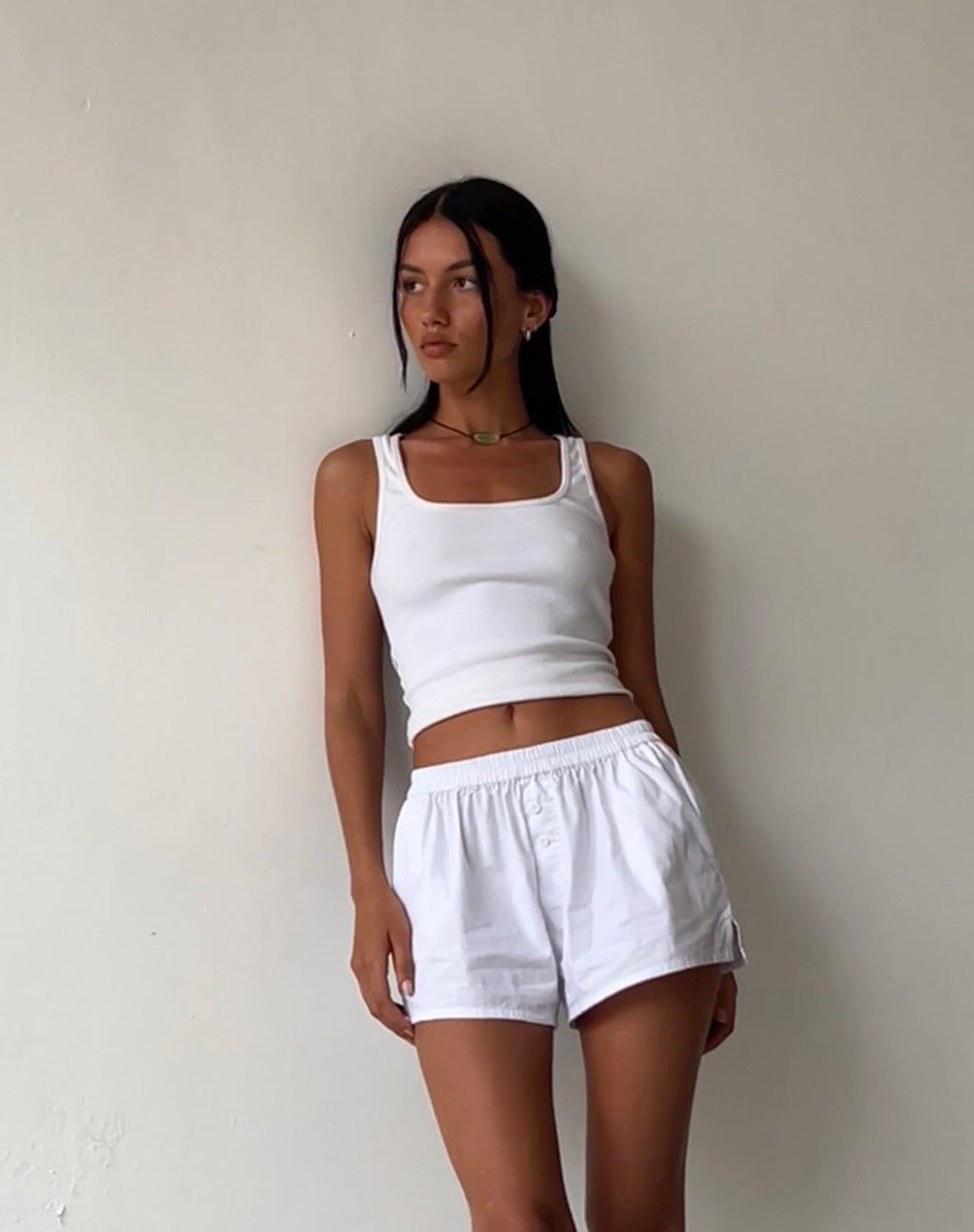 MOTEL X JACQUIE Laboxe Short court en blanc avec broderie en forme de nœud