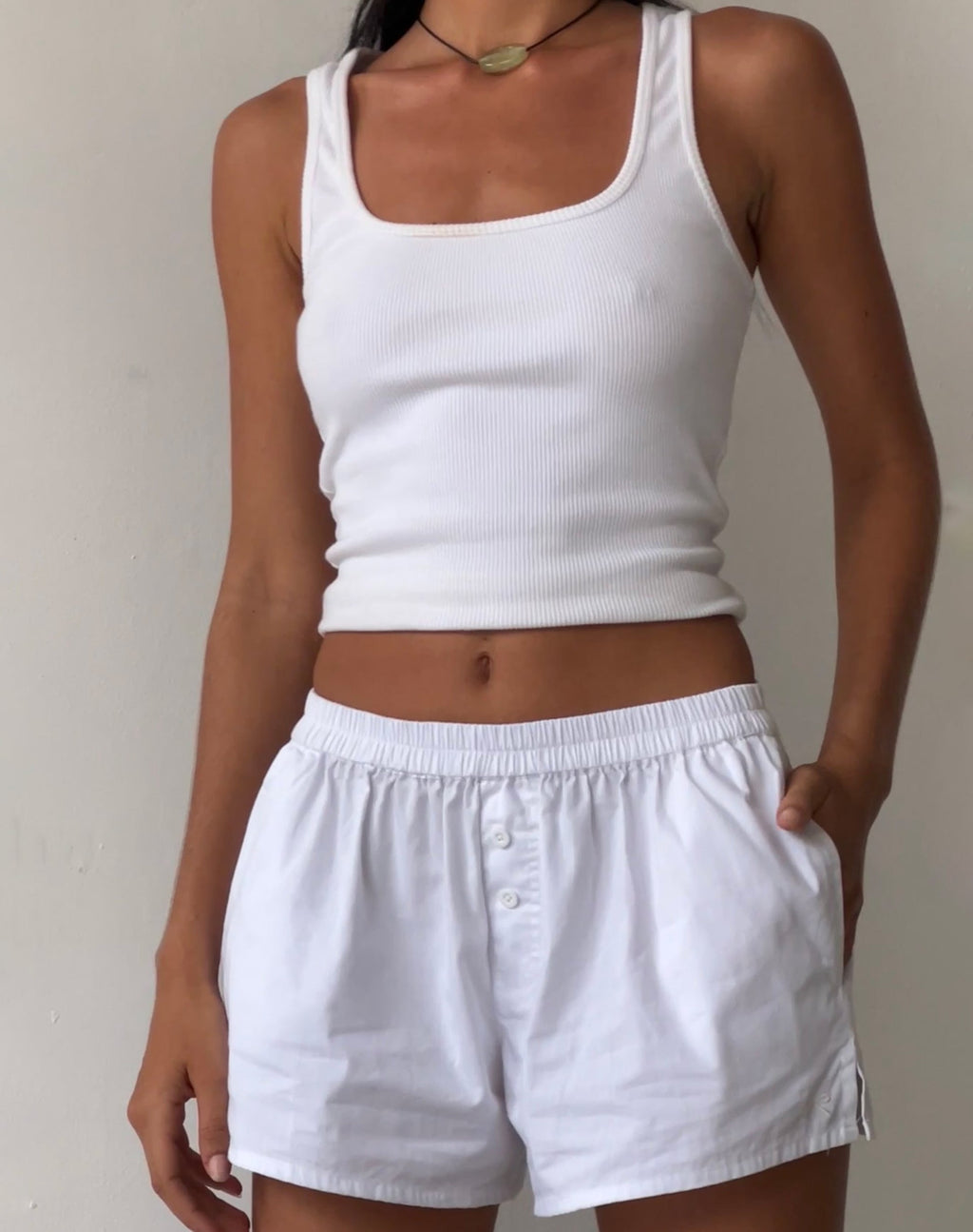 MOTEL X JACQUIE Laboxe Short court en blanc avec broderie en forme de nœud
