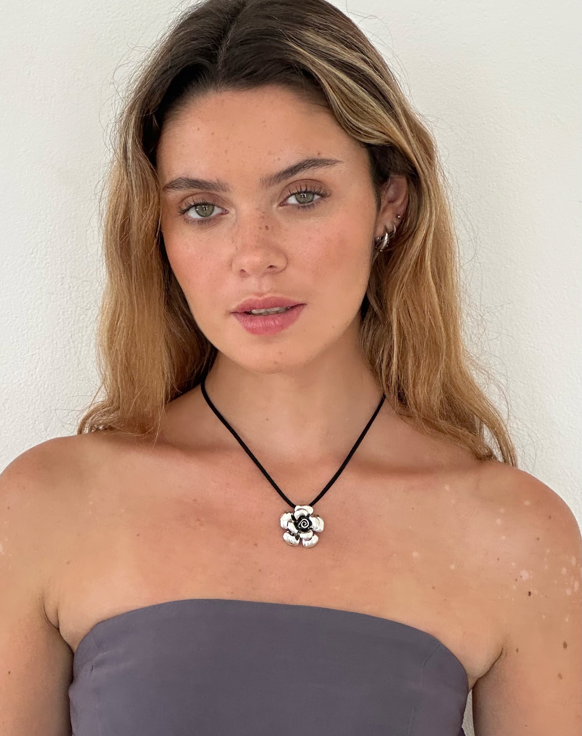 Image du collier de roses en cordon Lana de Gemini Jewels