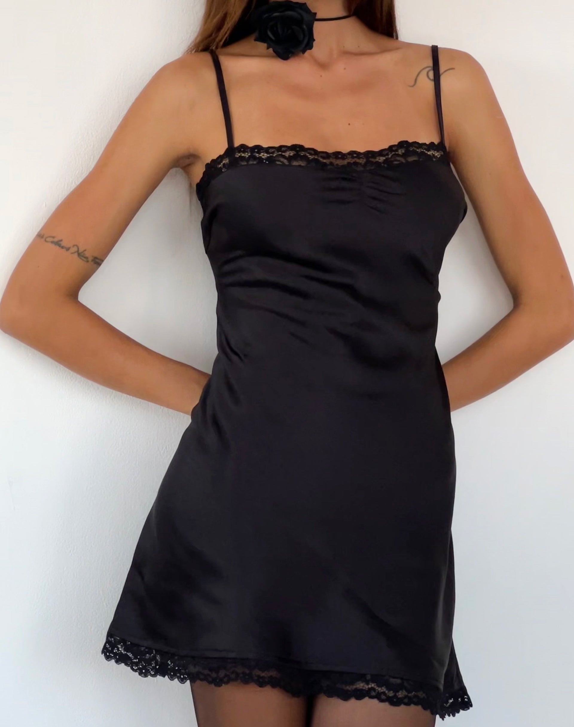 Image de Larna Mini robe en satin bordée de dentelle en noir
