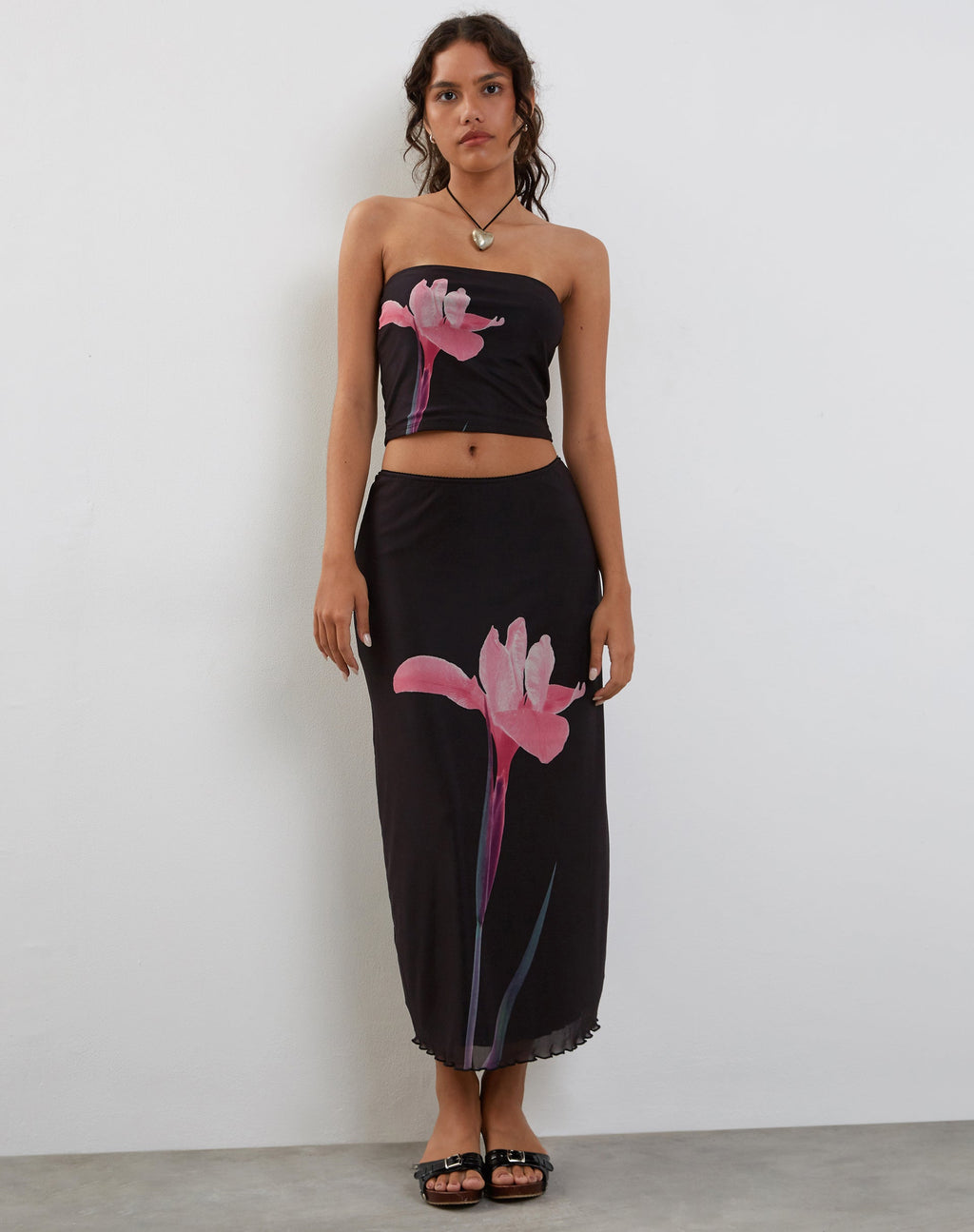 Top bandeau Shae en noir avec placement de fleurs roses