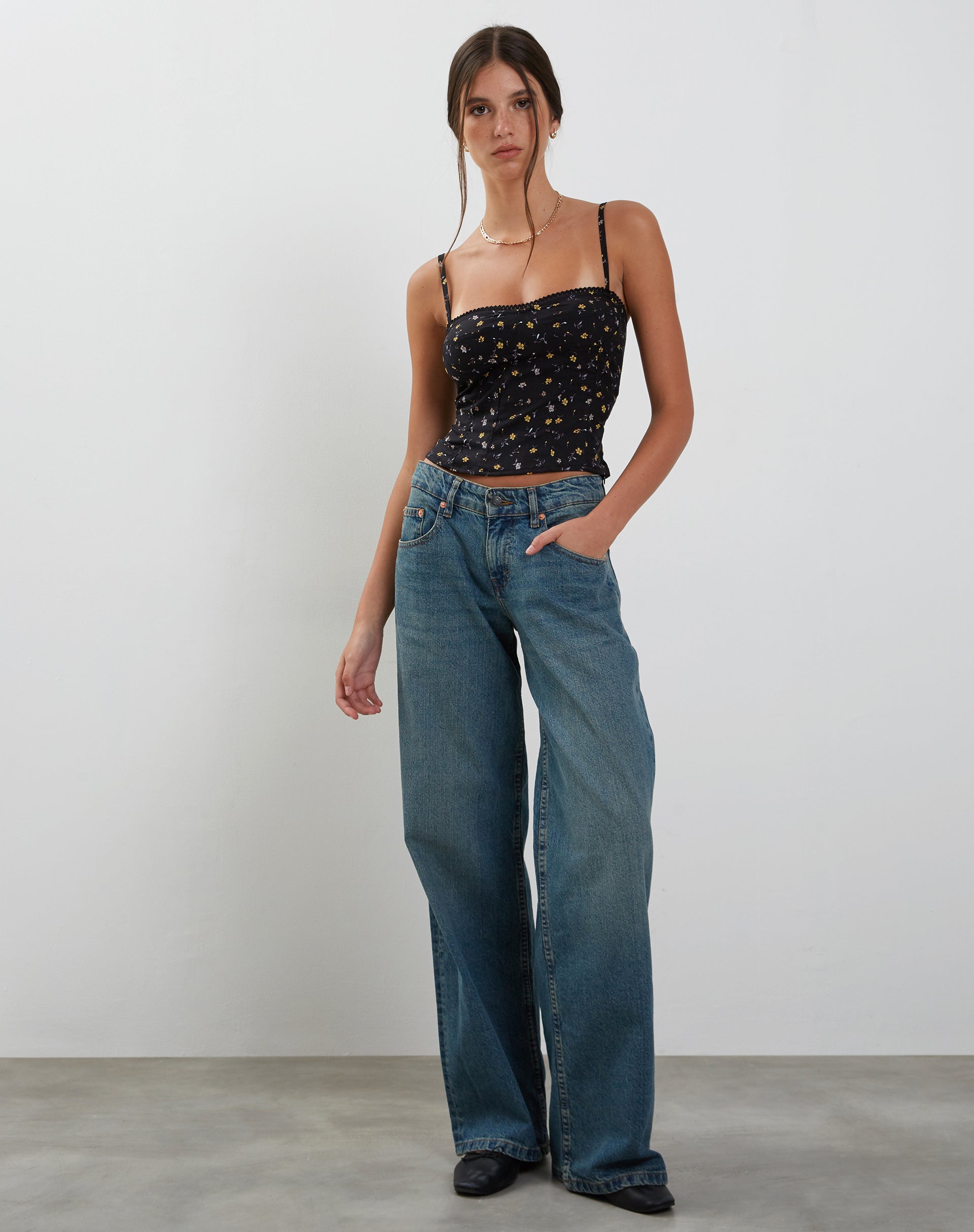 Image de Leif Cami Top in Black Pretty Petal