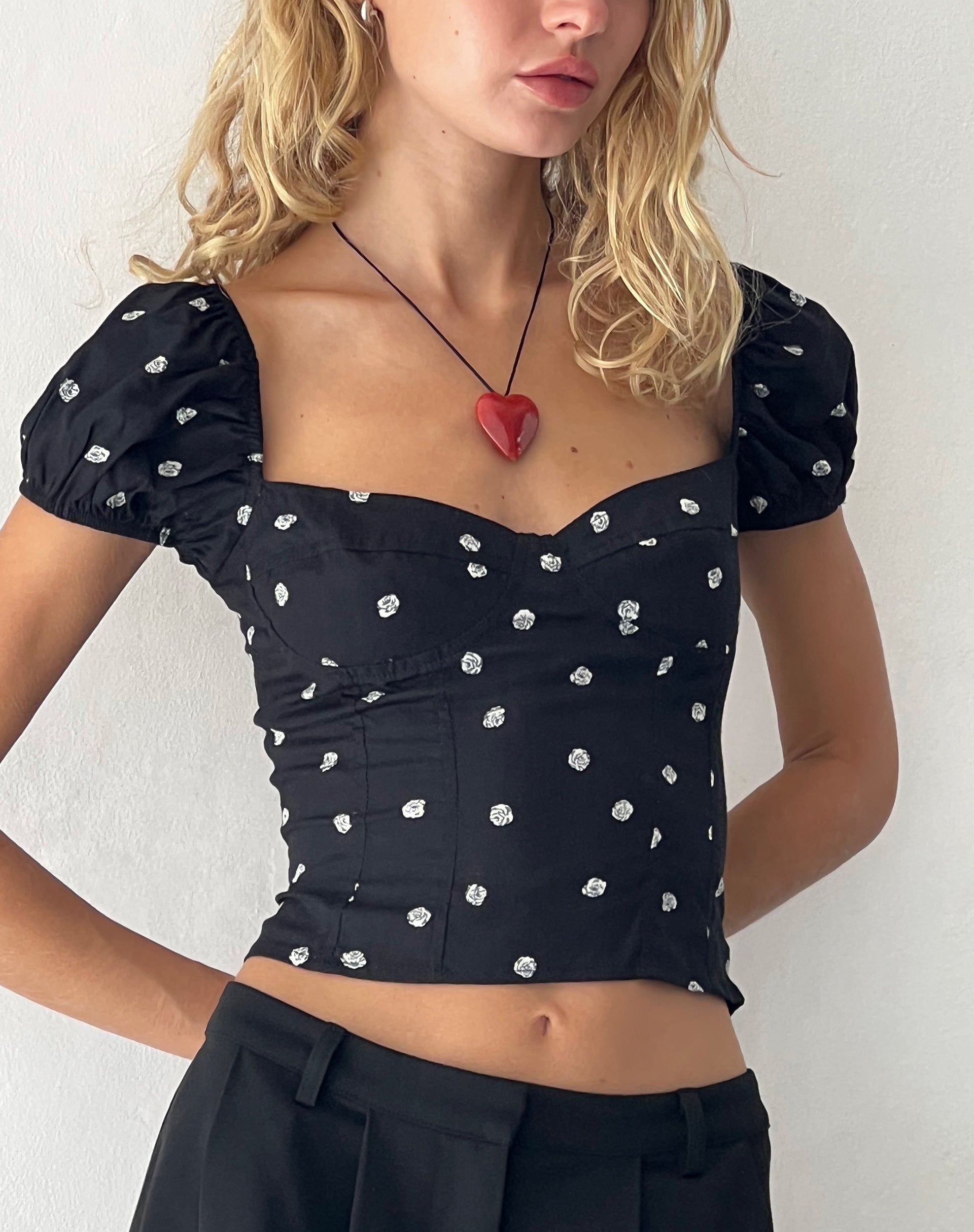 Image de Leify Sweetheart Top in Ditsy Rose Black