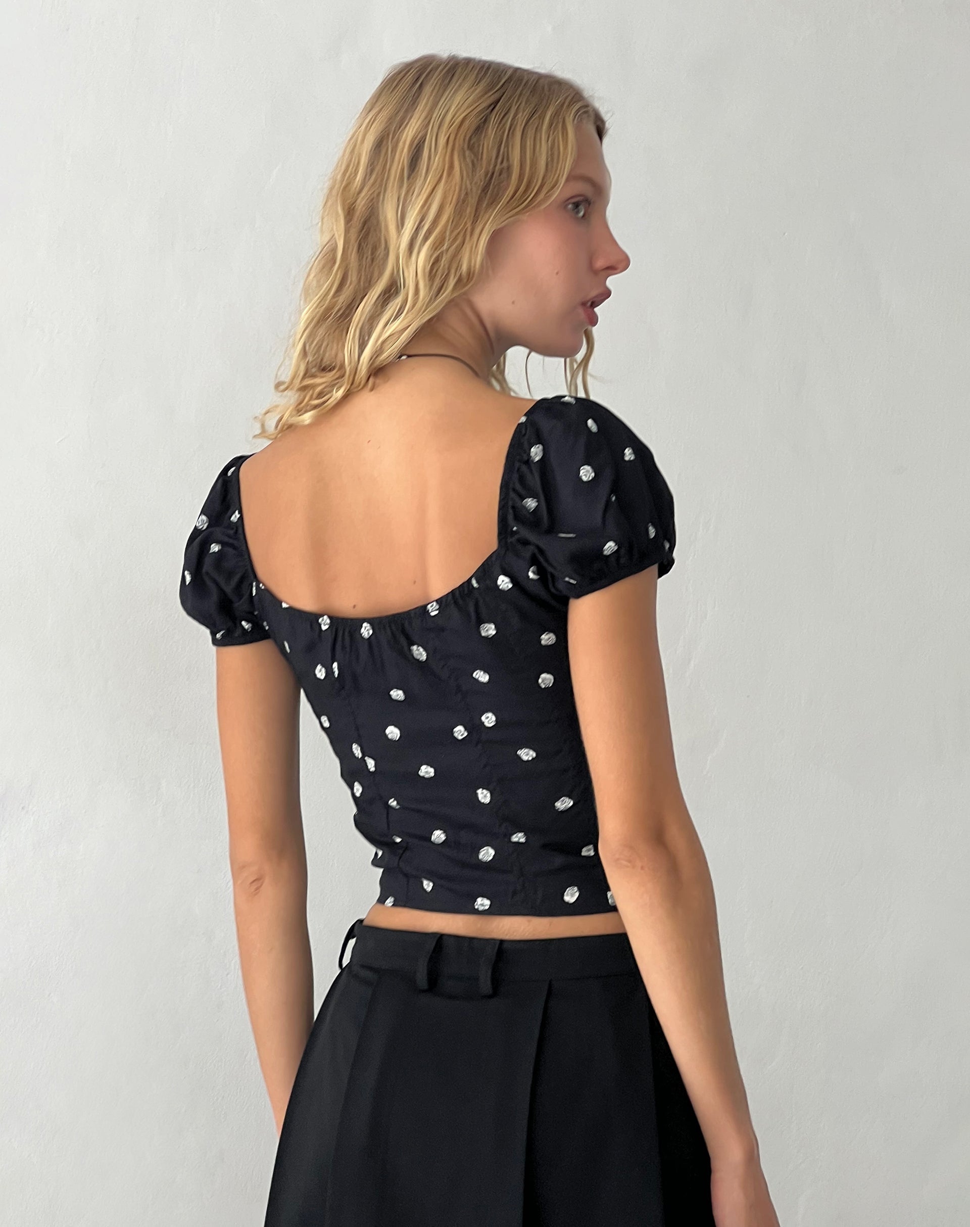 Image de Leify Sweetheart Top in Ditsy Rose Black